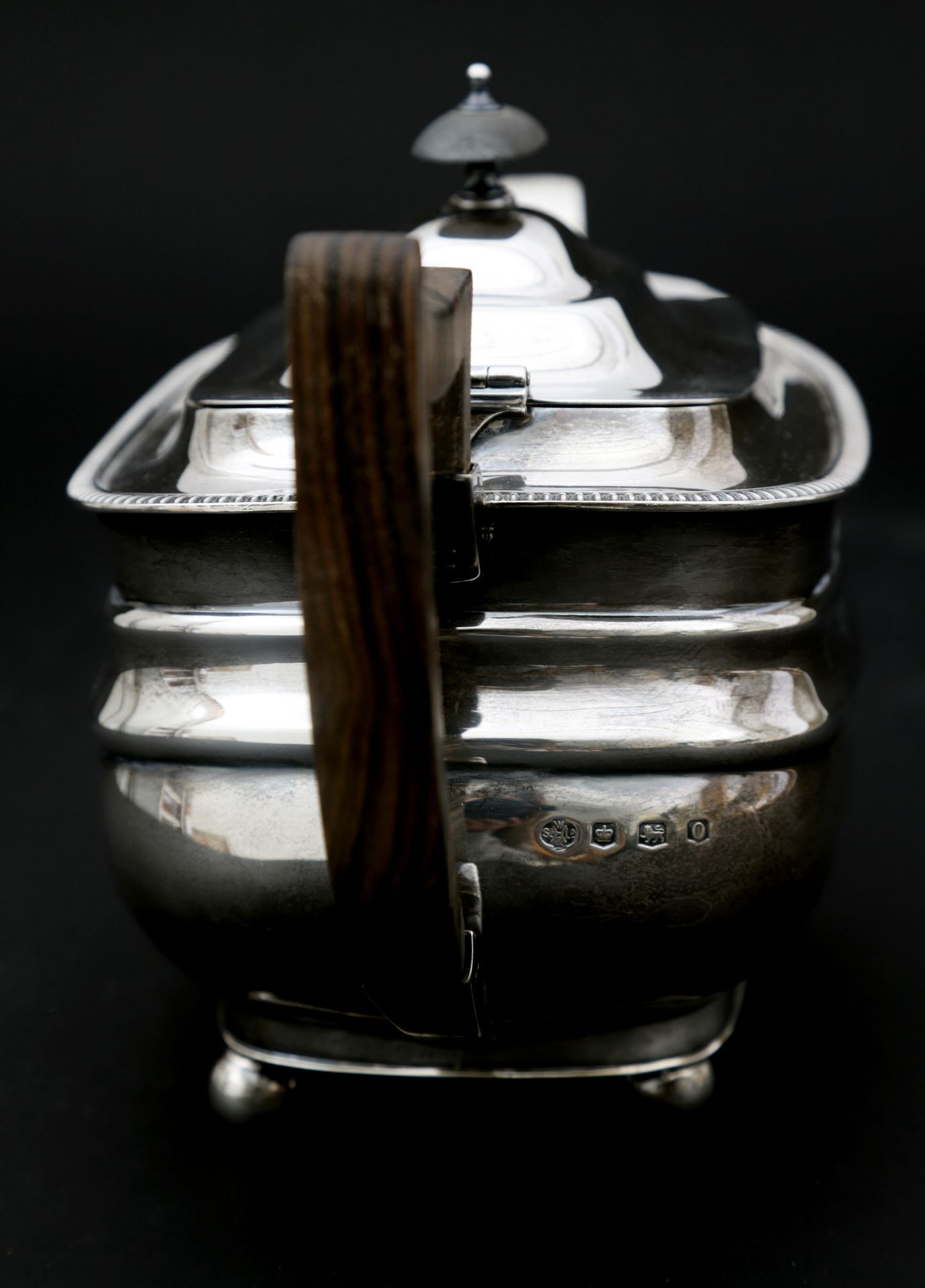 A three-piece Sterling silver English tea service, with a cord rim and resting on four ball feet - Bild 4 aus 7