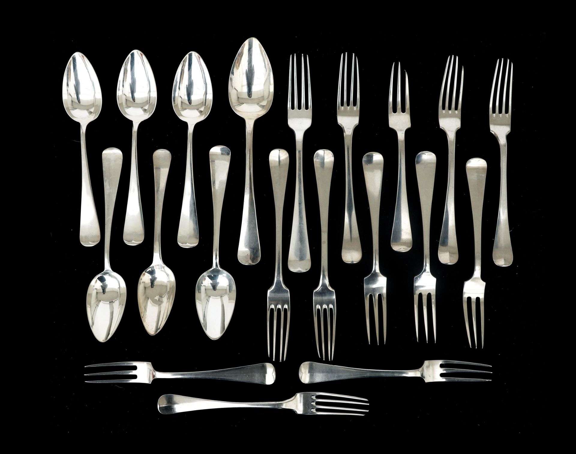 Miscellaneous Dutch silver cutlery parts Haagslofje, six dessert spoons, a table spoon, six dessert