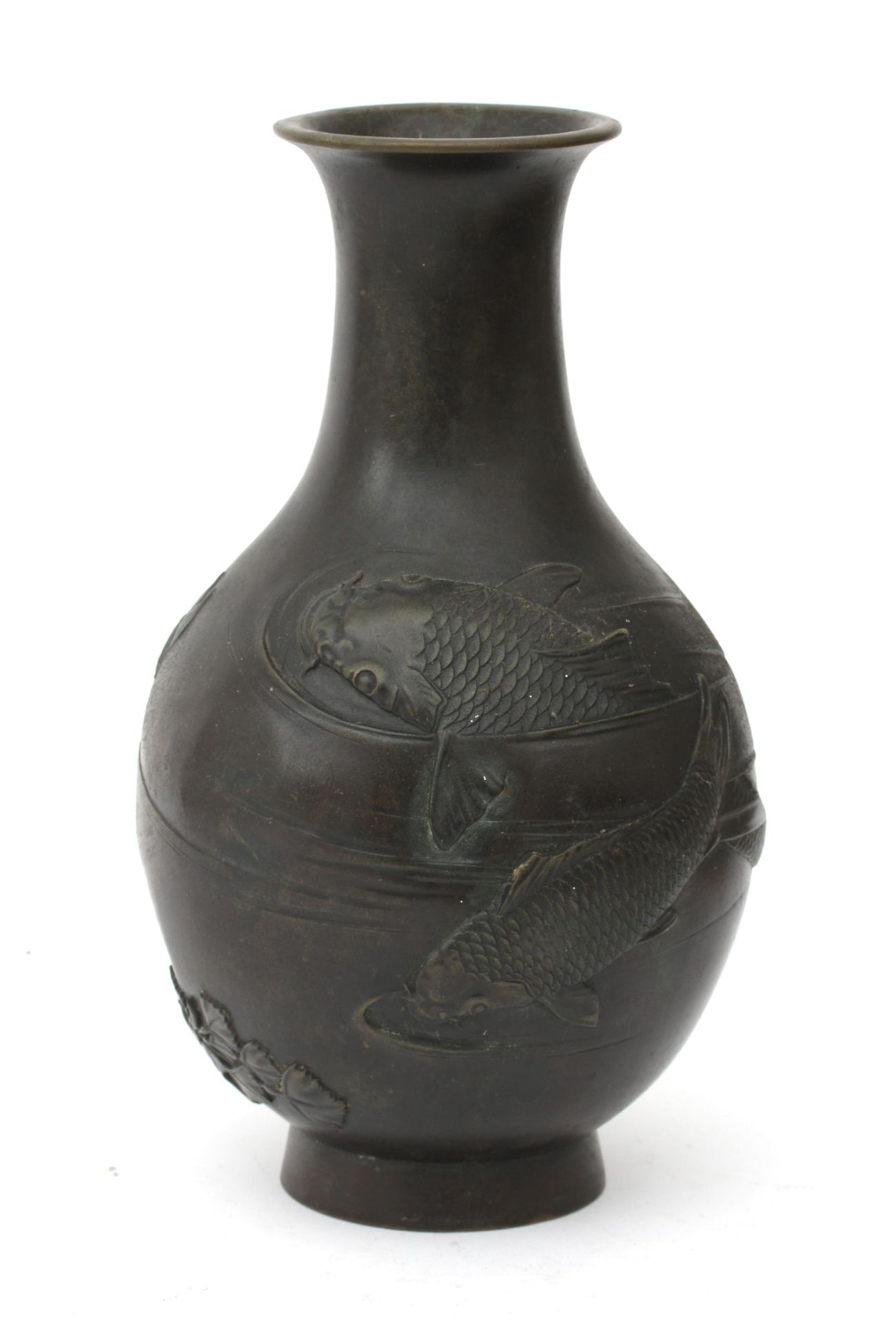 A Japanese bronze vase with relief carp decoration, Meiji periode, signed. H. 31 cm. - Bild 3 aus 4