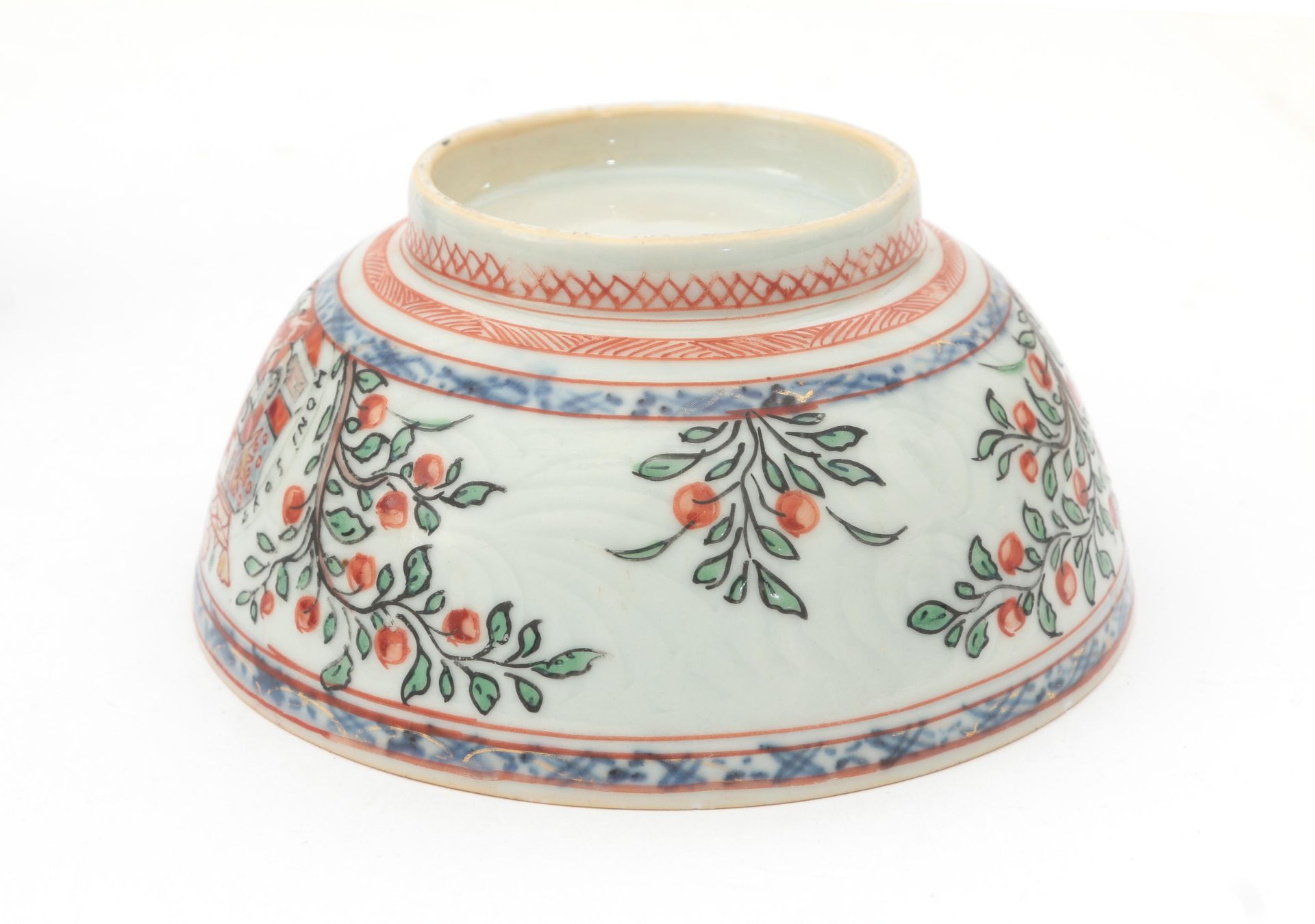A porcelain 'Amsterdams bont' bowl, decorated with orange branches and the British coat of arms, ' - Bild 2 aus 4