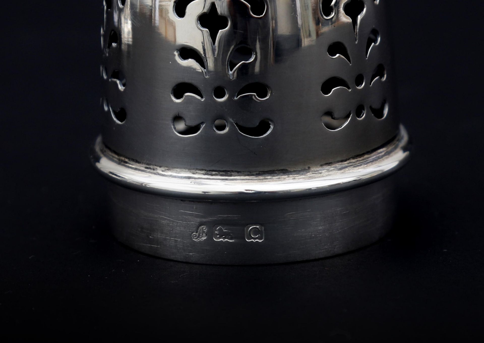 And sterling silver round baluster-shaped sugar canister with profile moldings, on a profiled foot, - Bild 4 aus 4
