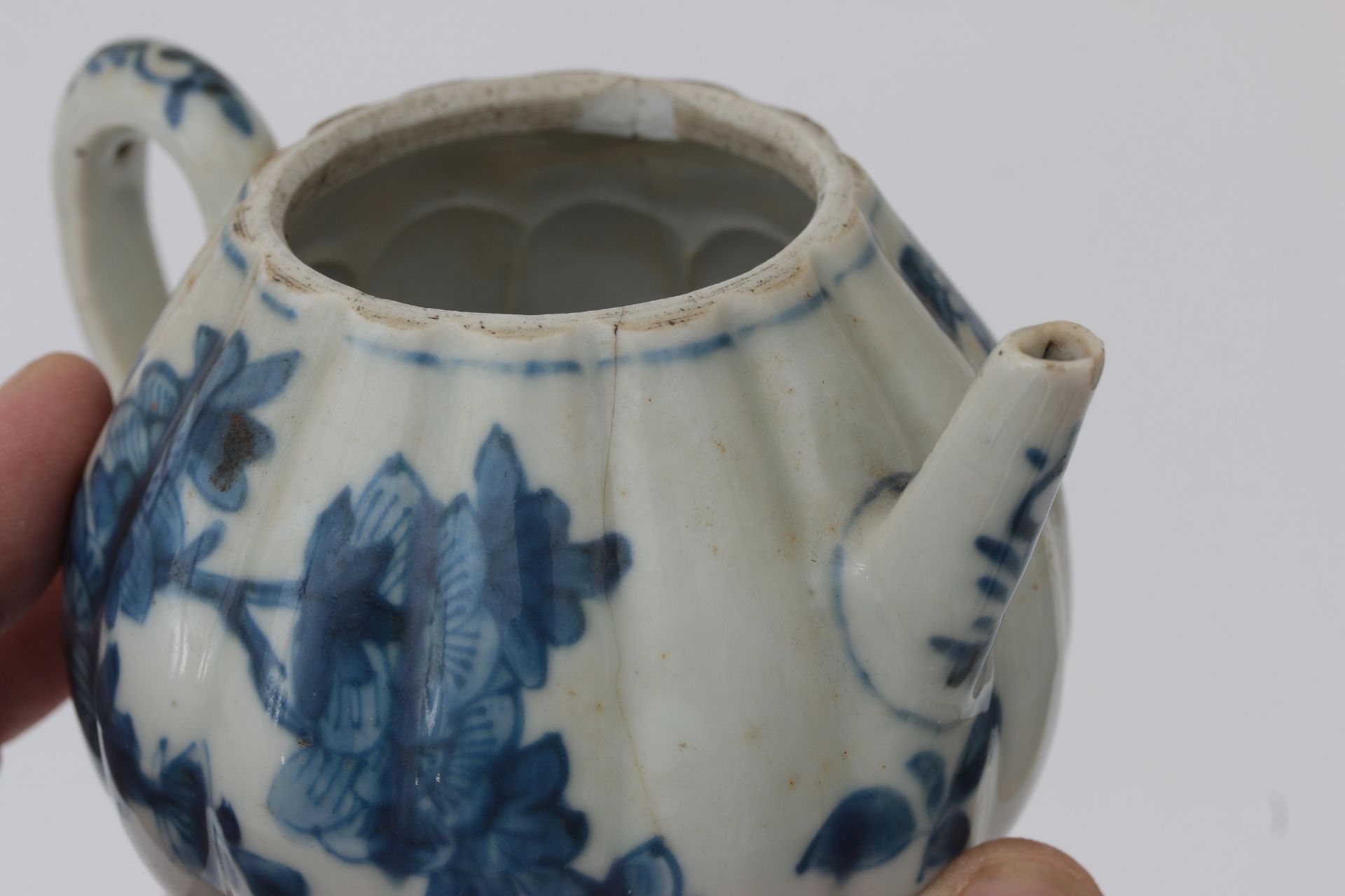 A Chinese porcelain teapot with blue-and-white flower decoration, Qianlong, second half 18th - Bild 2 aus 6