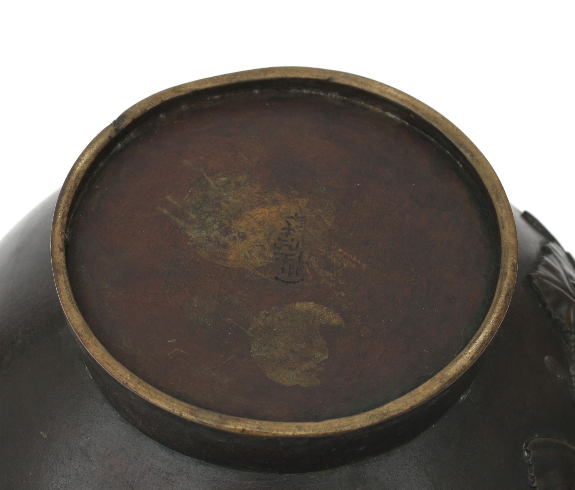 A Japanese bronze vase with relief carp decoration, Meiji periode, signed. H. 31 cm. - Bild 2 aus 4