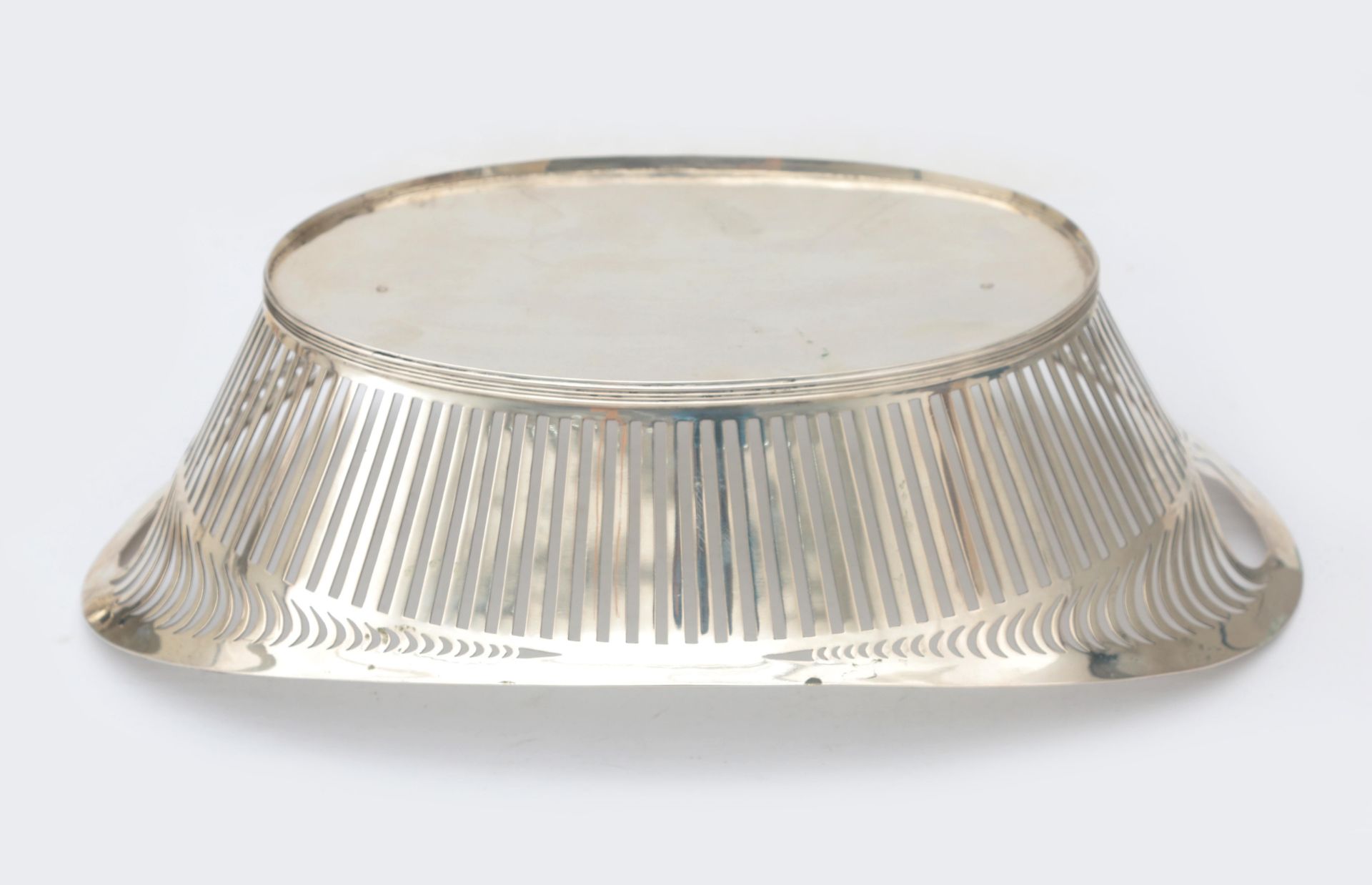 A Dutch ajour sawn 2nd grade silver art deco bread basket, with fillet edge resting on a base ring - Bild 2 aus 7