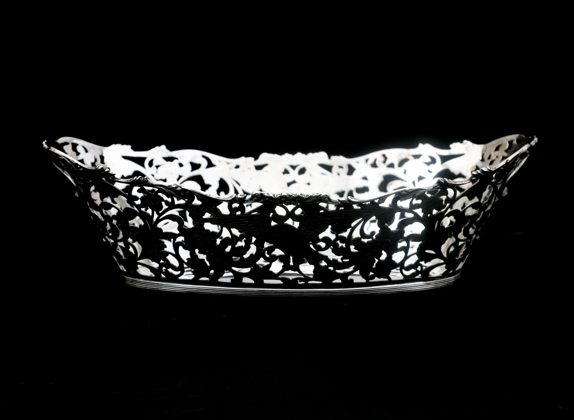 A Dutch silver richly floral decorated open work bread basket, resting on an oval filleted edge. - Bild 2 aus 4