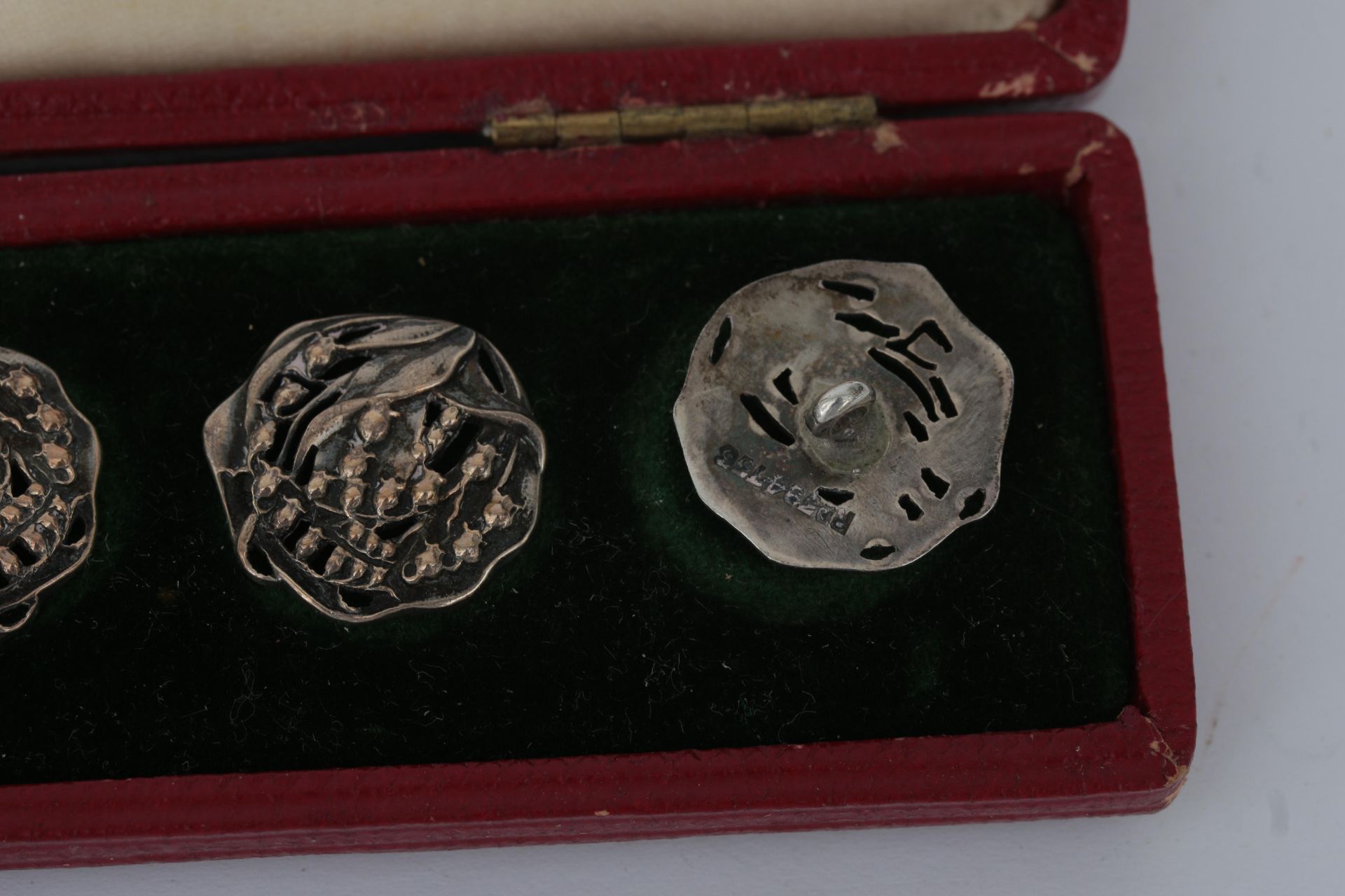 Six pierced silver modern style lily of the valley buttons in case, reg. nr. 394736, circa 1900. - Bild 2 aus 2