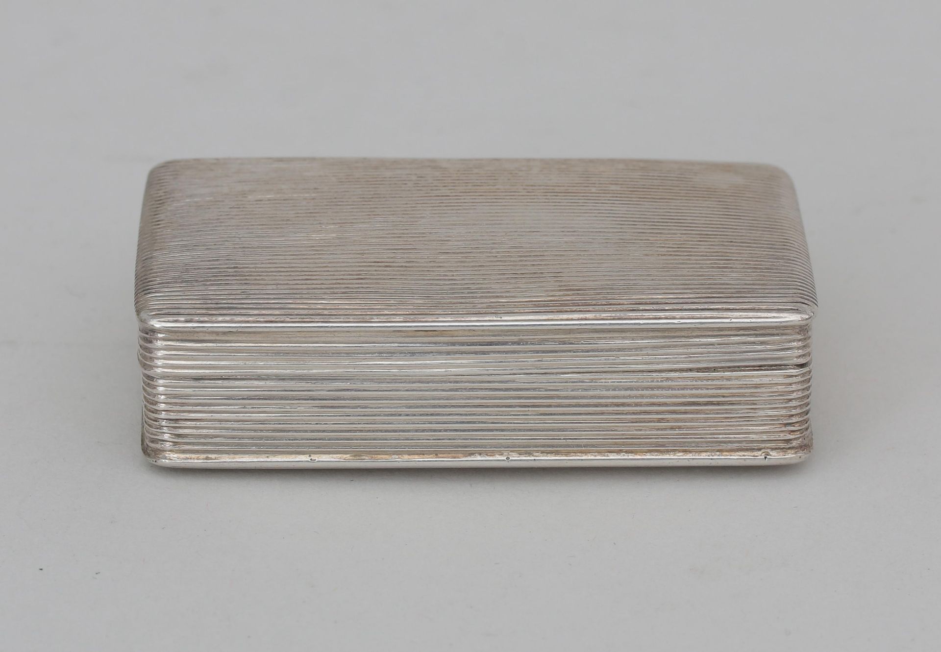 A ribbed Dutch silver snuff box, 1871. 54 grams. 1,7 x 7 x 4,3 cm.