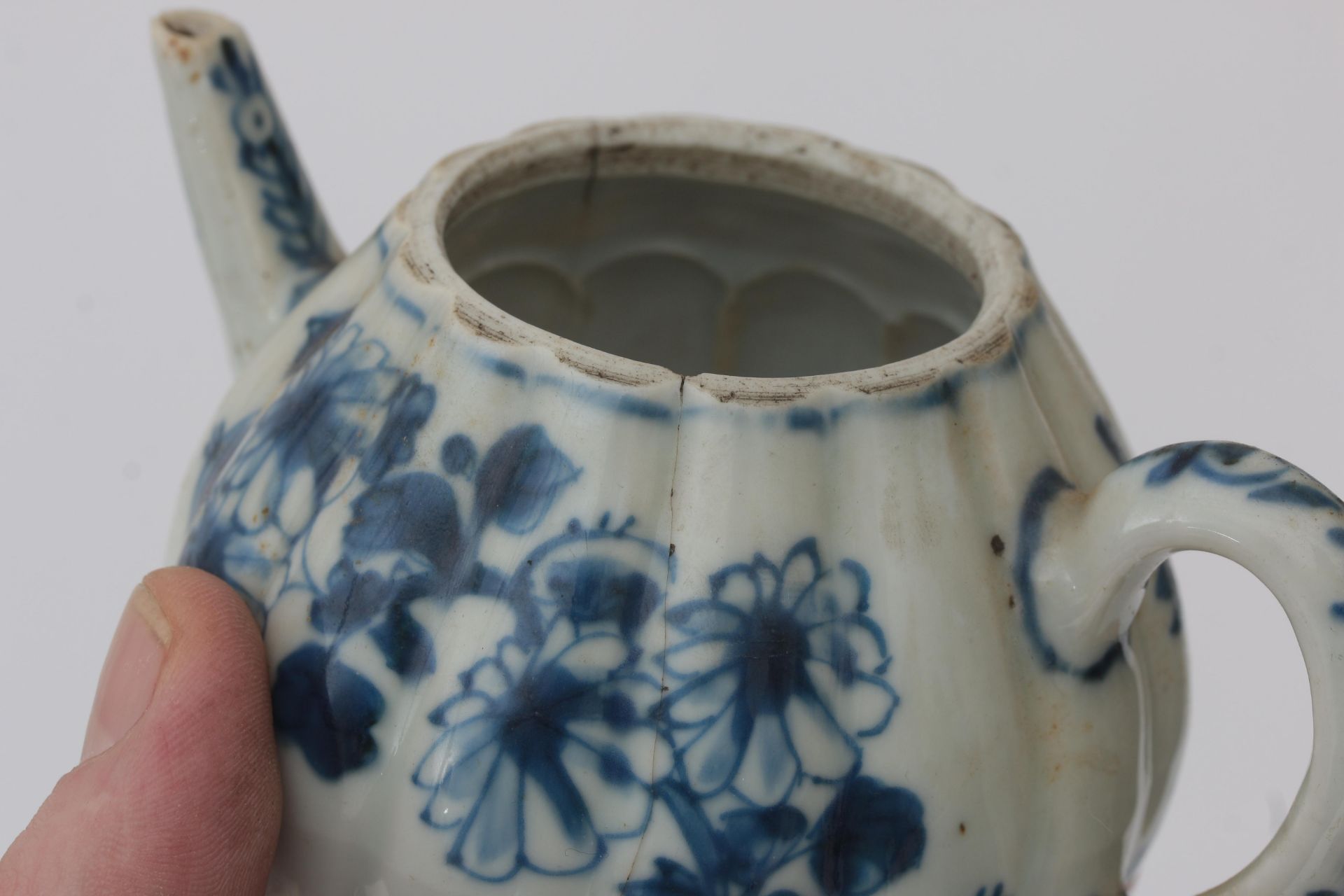 A Chinese porcelain teapot with blue-and-white flower decoration, Qianlong, second half 18th - Bild 6 aus 6