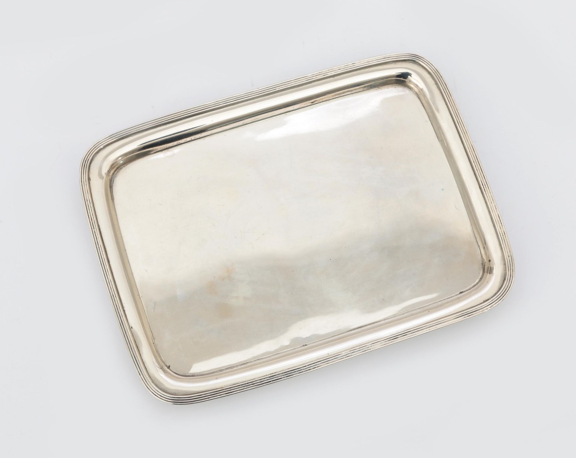 A rectangular 835 silver tray with reeded border on four ball supports, maker's mark: Pieter - Bild 2 aus 5