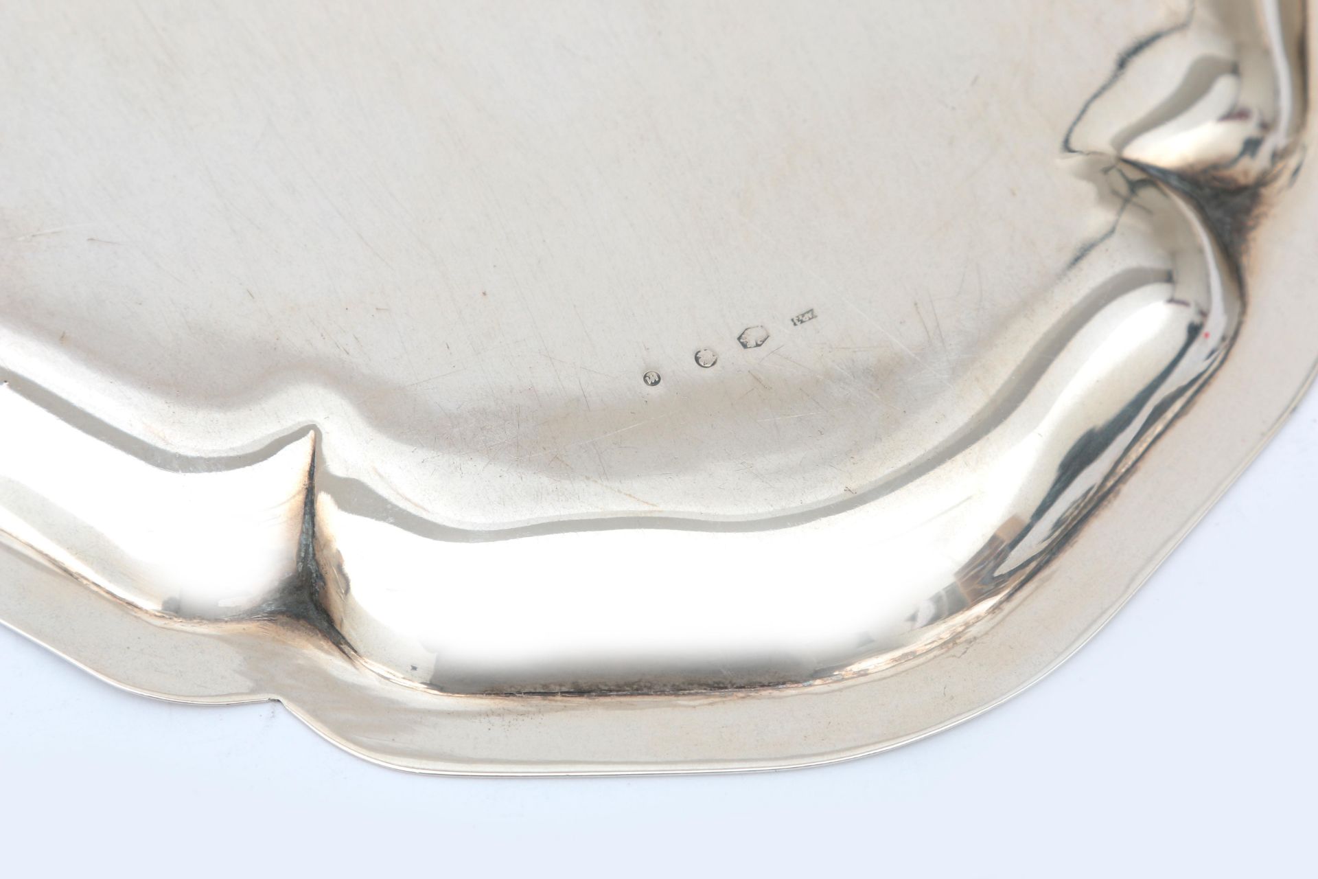 A Dutch 2nd grade half oval silver Chippendale tray with a contoured edge, centrally engraved with - Bild 4 aus 4