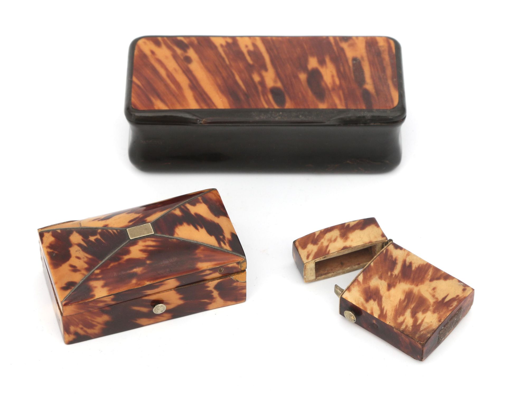 Two tortoise shell boxes and tinder box, 19th/20th century. Signs of wear. Largest size 3,5 x 10,8