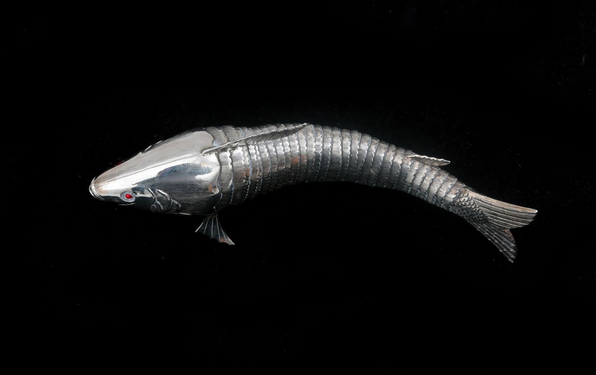 A silver table centerpiece in the shape of a fish, with a movable body, and red glass faceted cut - Bild 4 aus 6