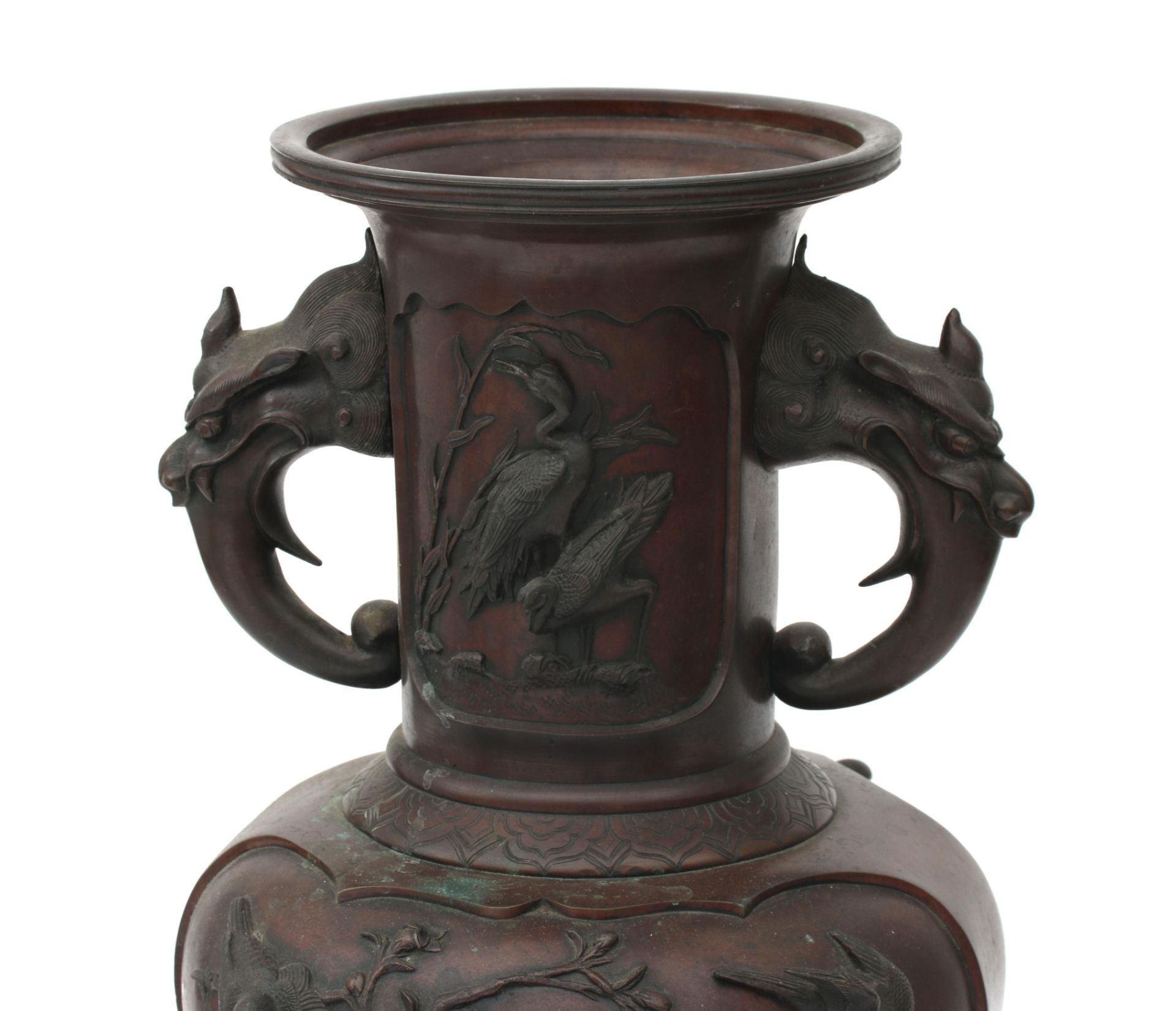 A large Japanese bronze vase with relief decoration of birds, blossoms, bamboo branches and handles - Bild 4 aus 6
