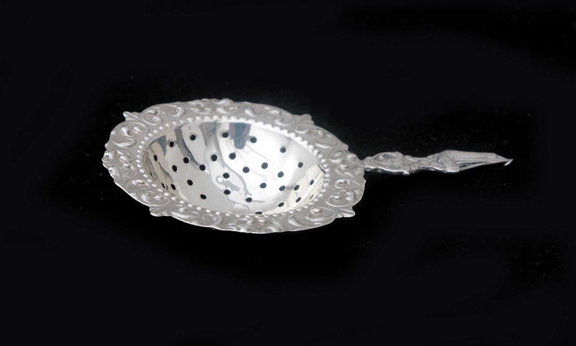 A pair of 2nd grade silver tea strainers and a silver cream spoon. First half of the 20th century. - Bild 5 aus 6