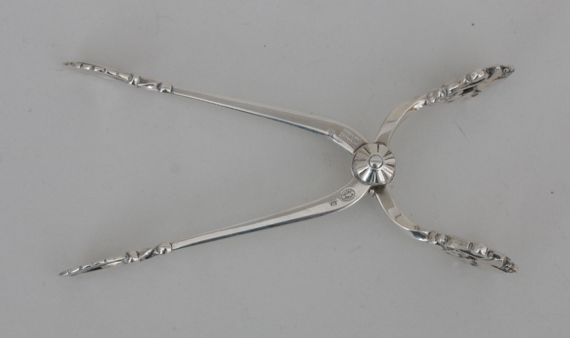 A 925 silver pair of tongs, 'Acorn', Georg Jensen, Denmark, mid 20th century. - Bild 2 aus 3