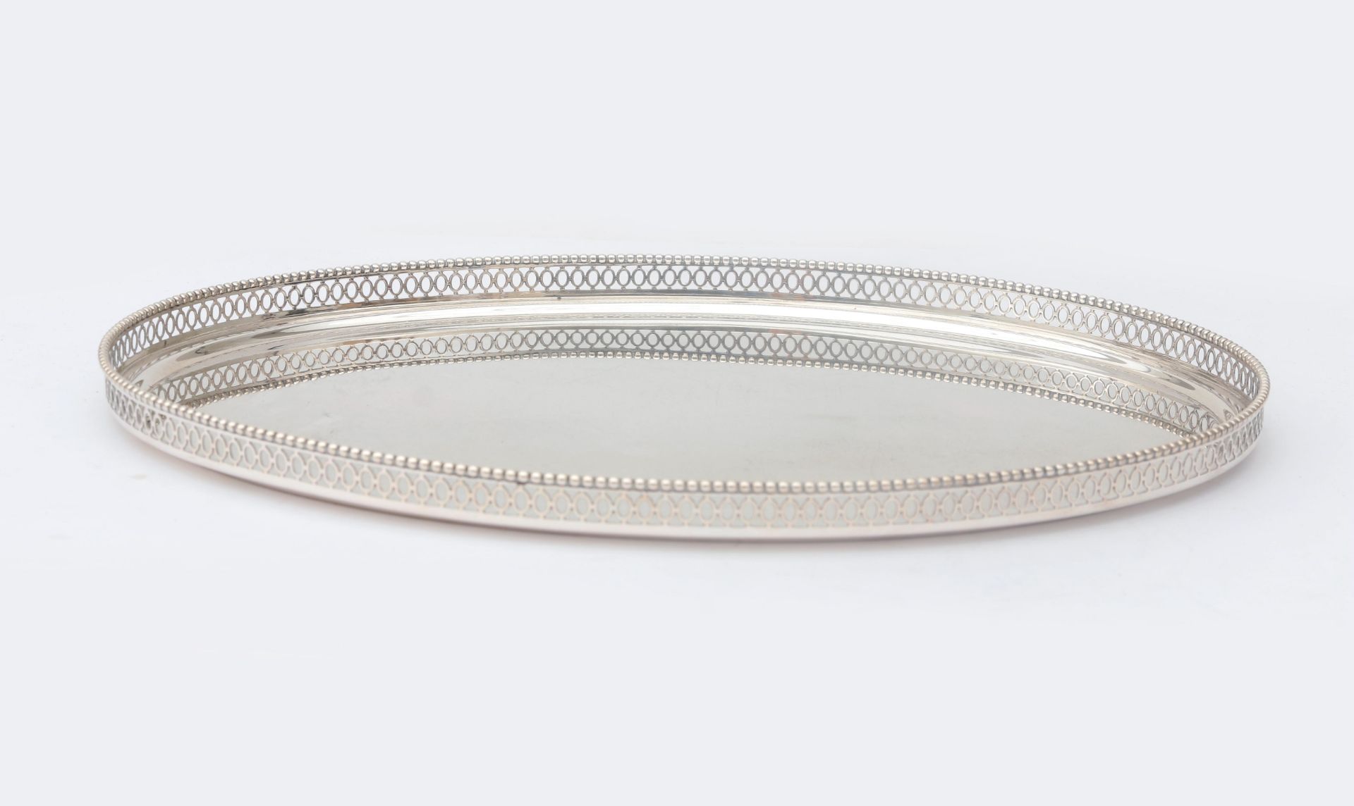 A Dutch 2nd grade oval serving dish with ajour-sawn gallery rim and pearl rim. Masters hallmark: - Bild 3 aus 5