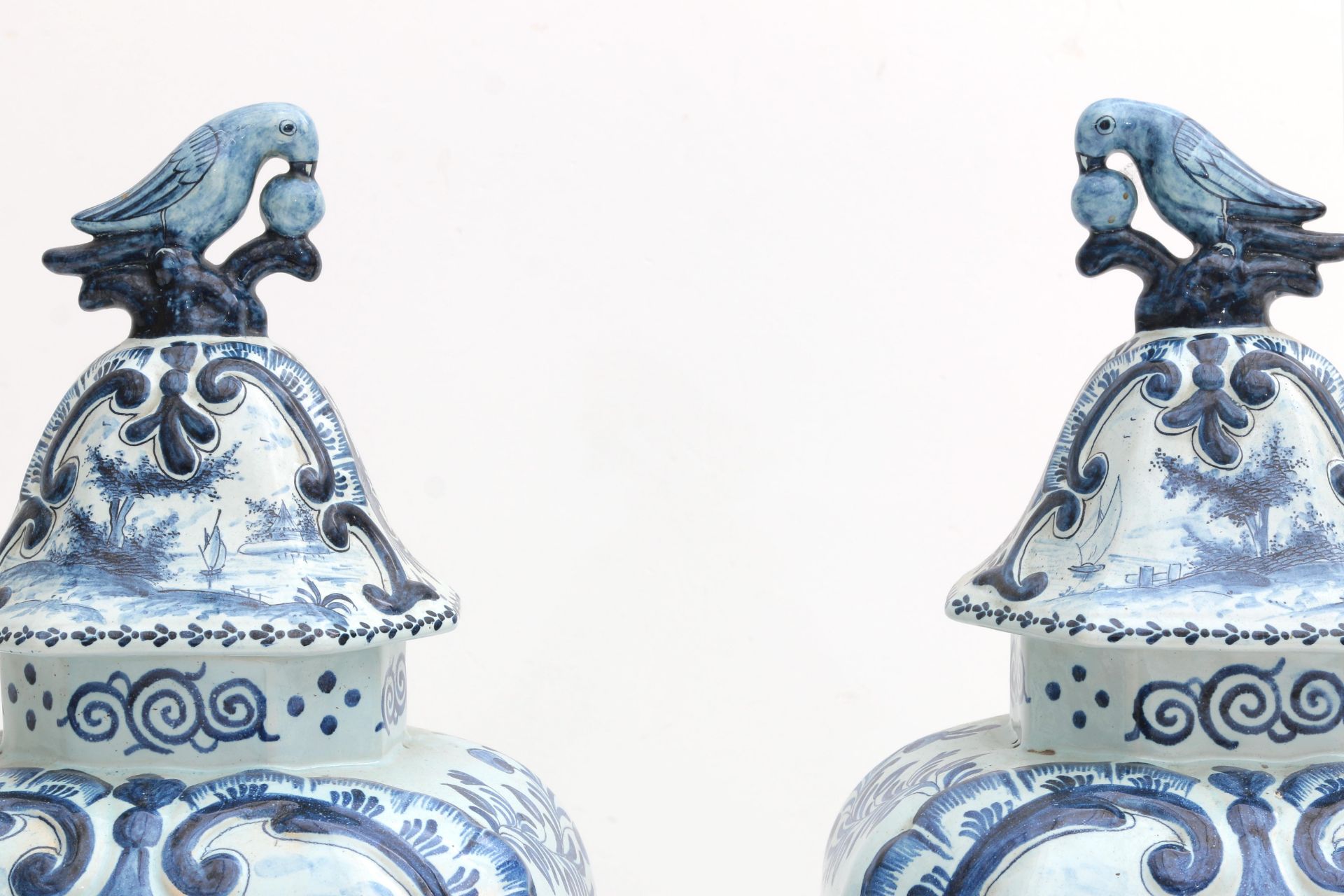 A pair of large Delft blue and white covered vases, decorated with foliate motifs, a man with a - Bild 4 aus 6