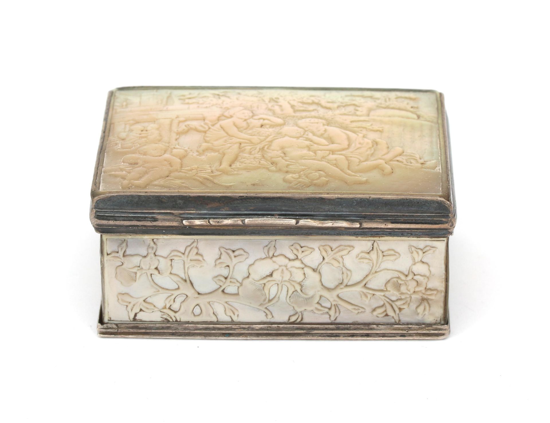 A mother of pearl snuff box with 835 silver mount. On the lid a carved relief of an allegorical