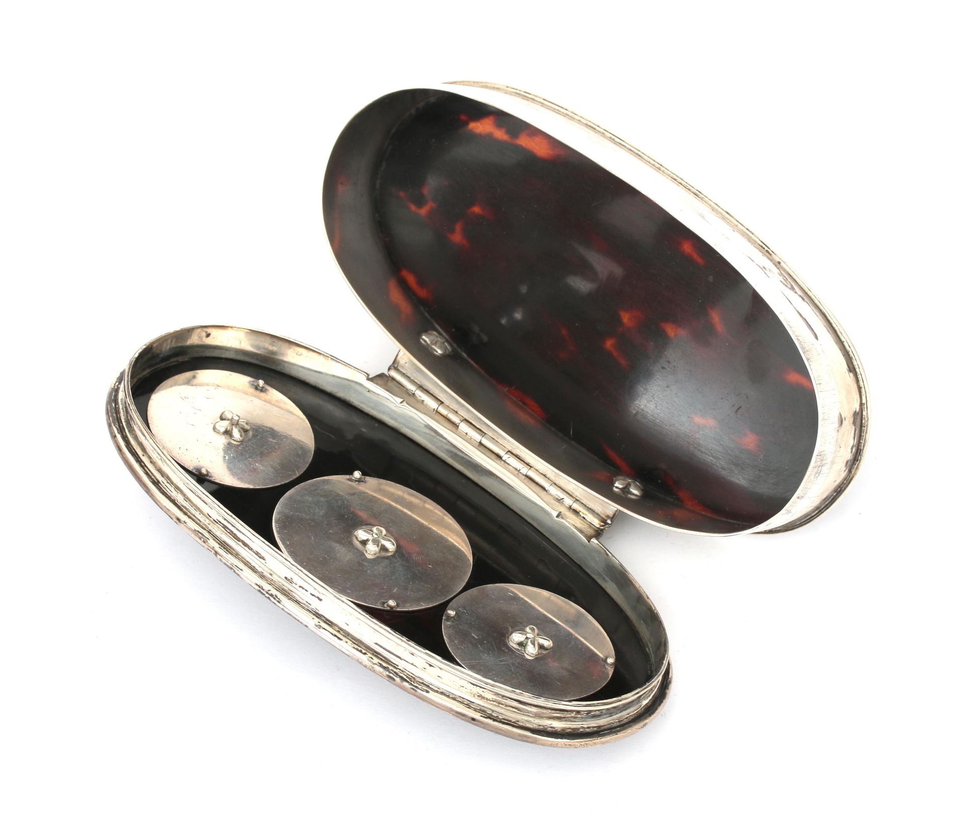 An oval tortoise tabacco box with 835 silver mount and calendar function. The seven days of the week - Bild 3 aus 3