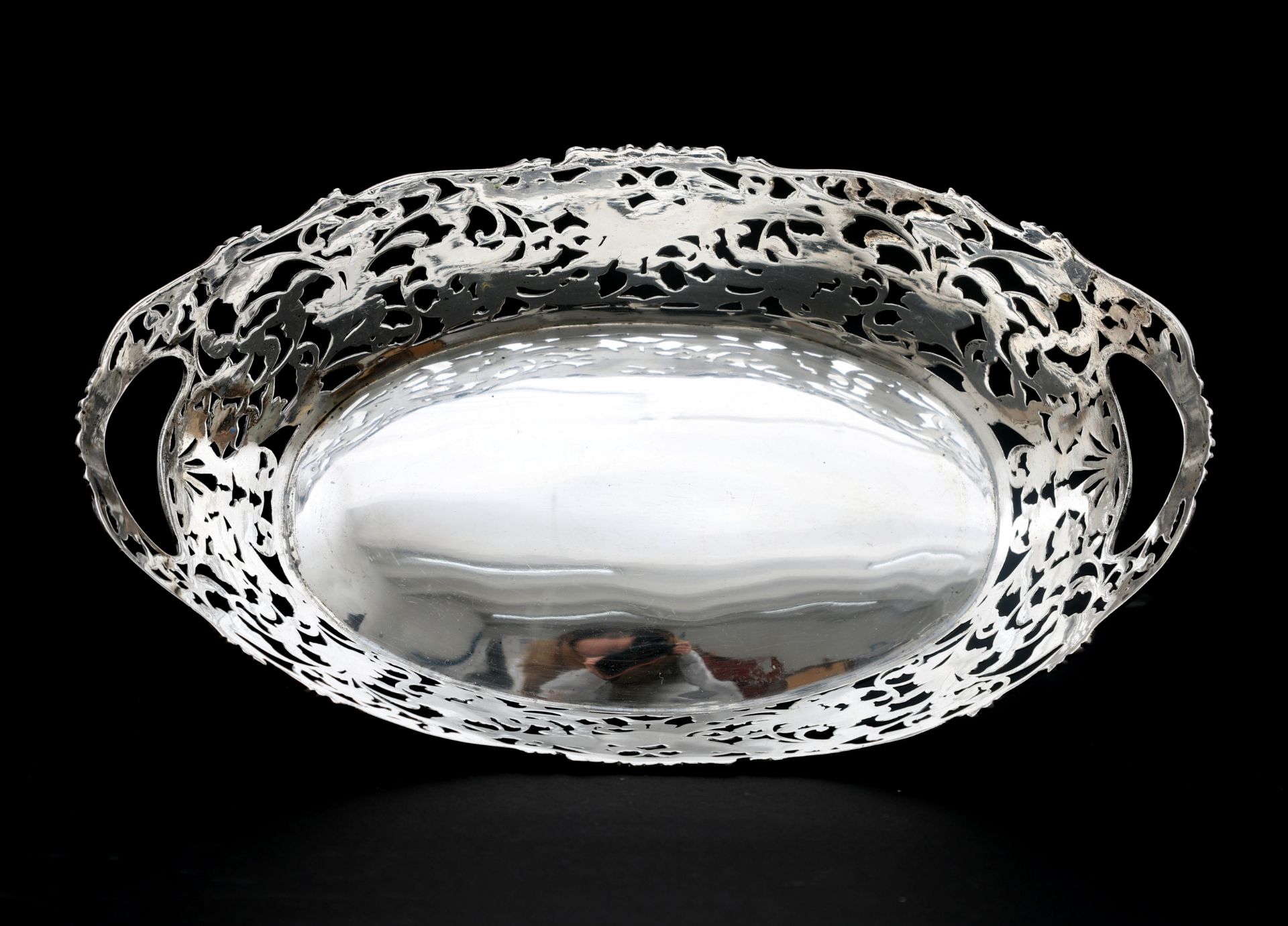A Dutch silver richly floral decorated open work bread basket, resting on an oval filleted edge. - Bild 3 aus 4
