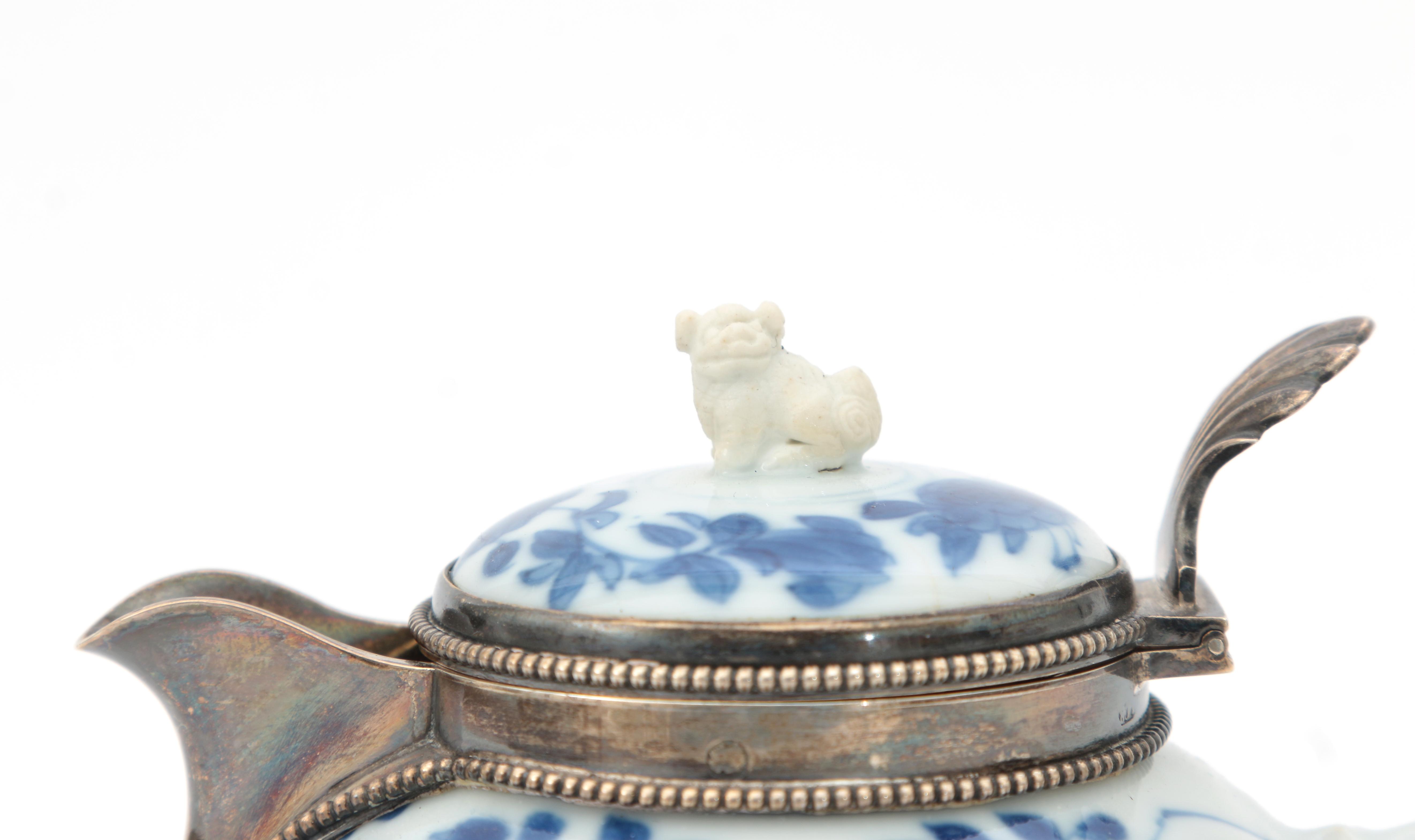 Chinese porcelain teapot, decorated with women and flowers in cartouches, the lid with a shishi - Image 3 of 4