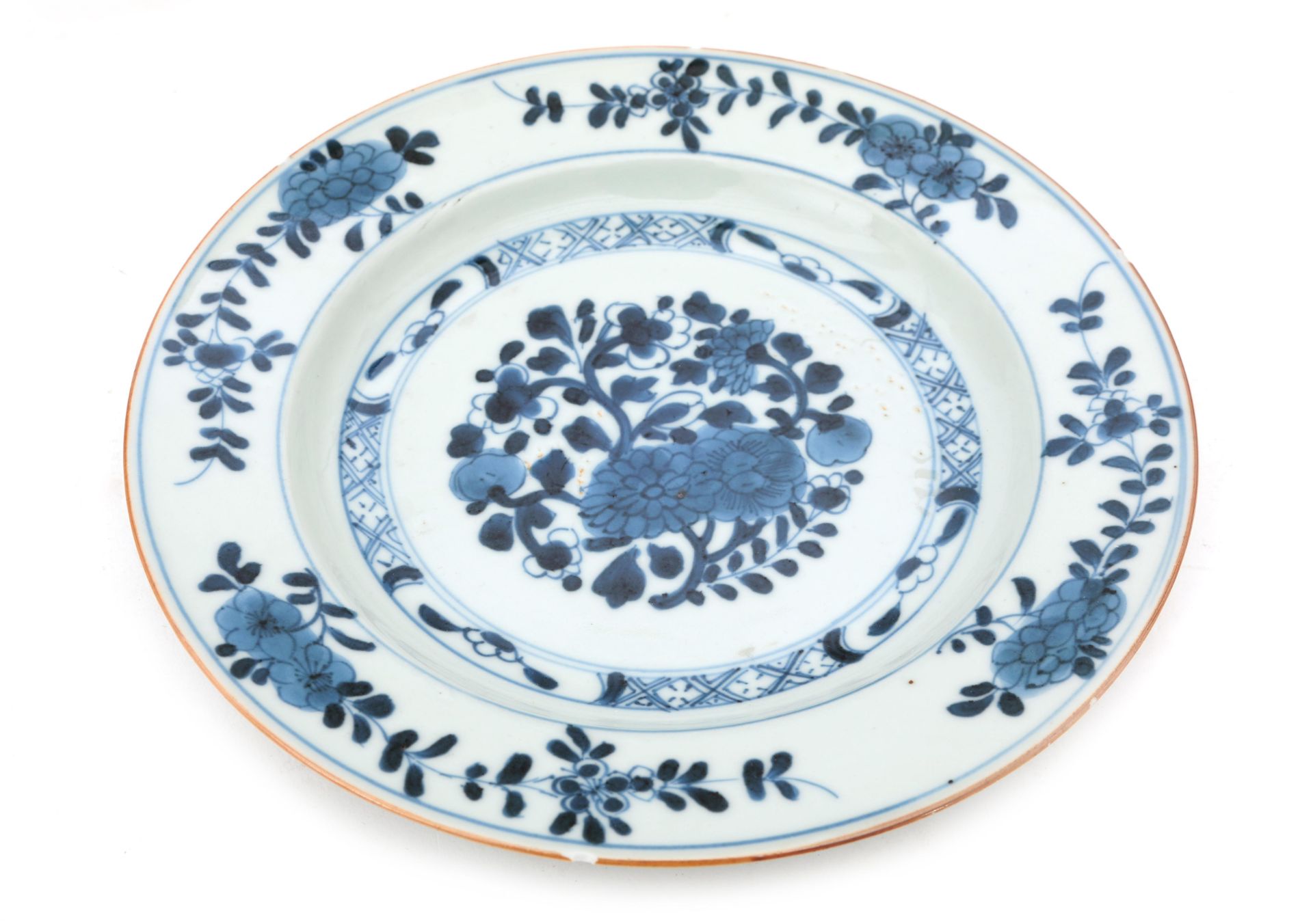 Three Chinese porcelain plates with blue and white foliate decoration, and two plates with tobacco - Bild 4 aus 6