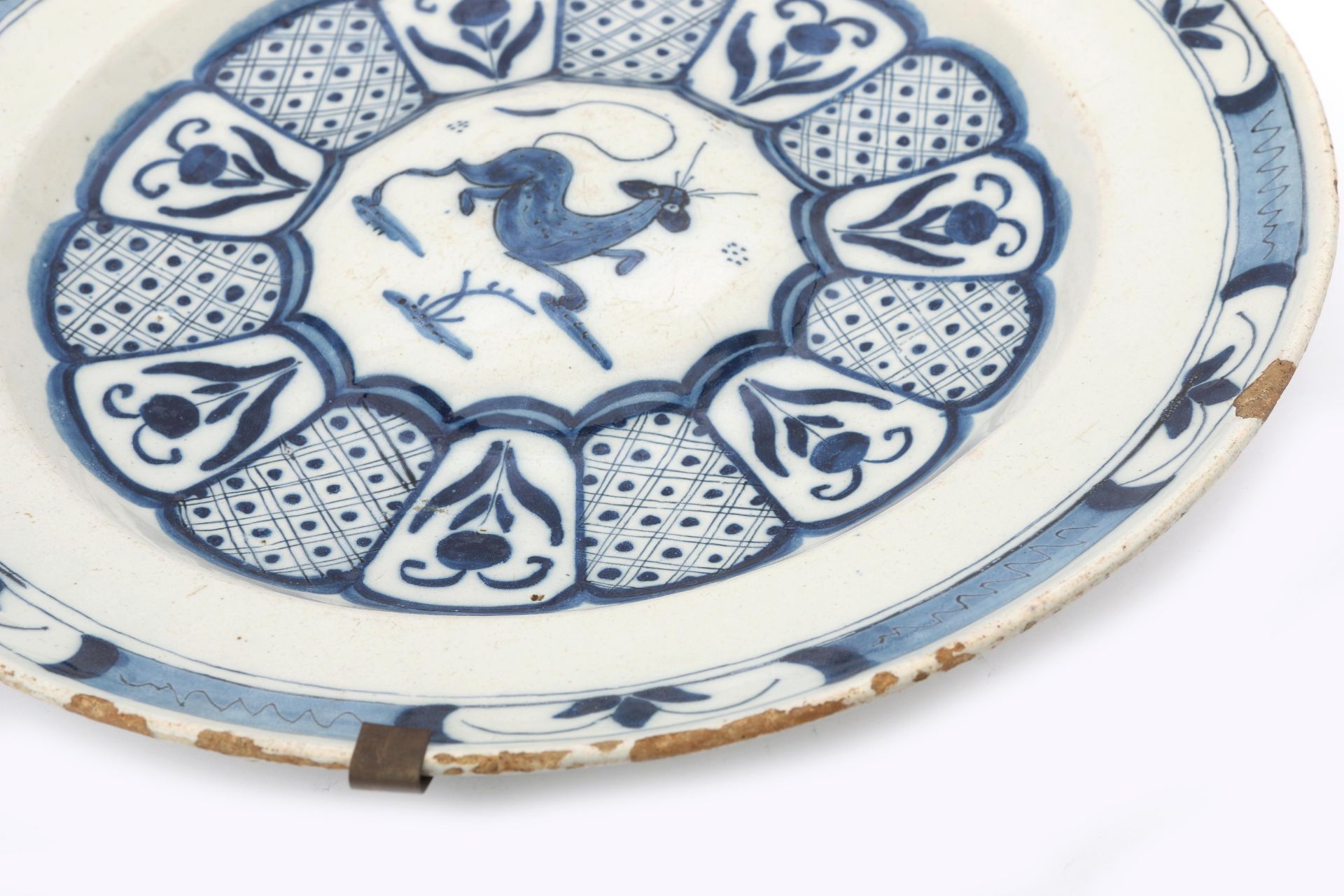 A large blue and white earthenware dish, decorated with flowers and a fantasy animal, probably - Bild 4 aus 4