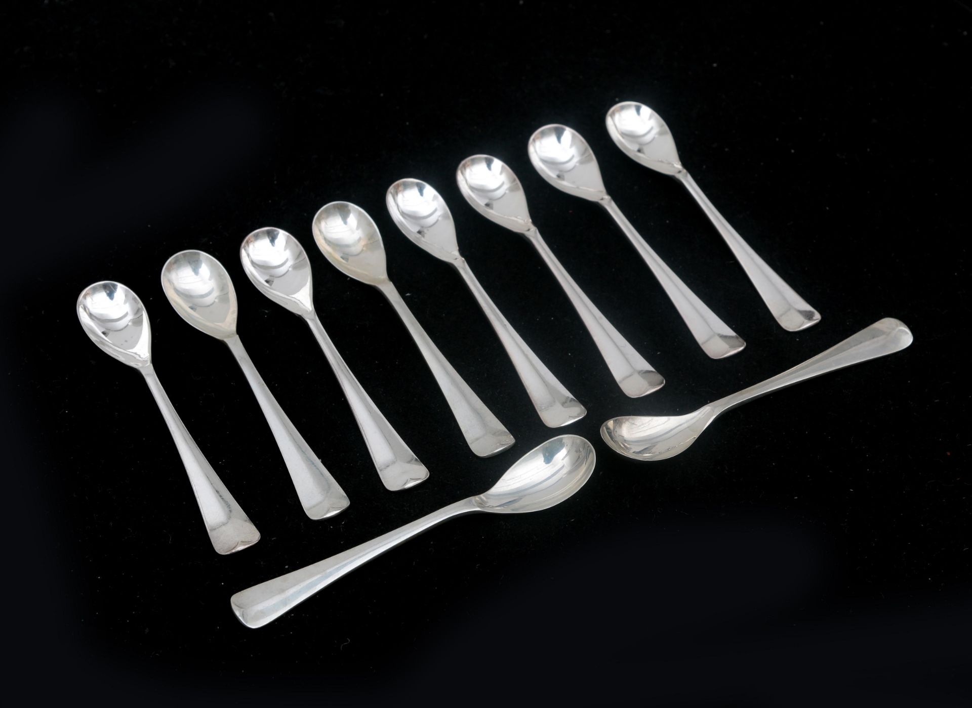 Twelve Dutch silver mocca spoons, model Haagslofje. Master stamp possibly of the brothers T. & J. - Bild 2 aus 4