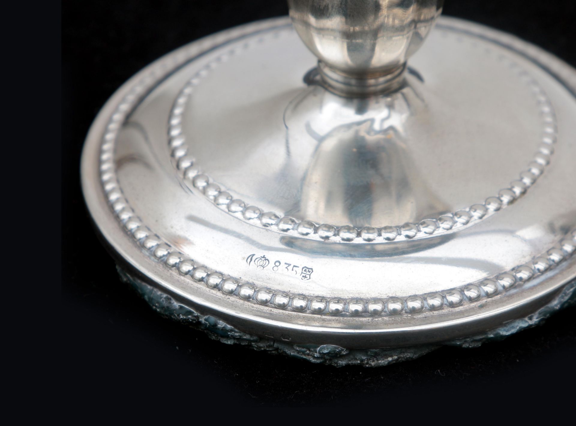 A silver candlestick on a round foot with a pearl rim. With traces of use and slightly loosened - Bild 4 aus 4