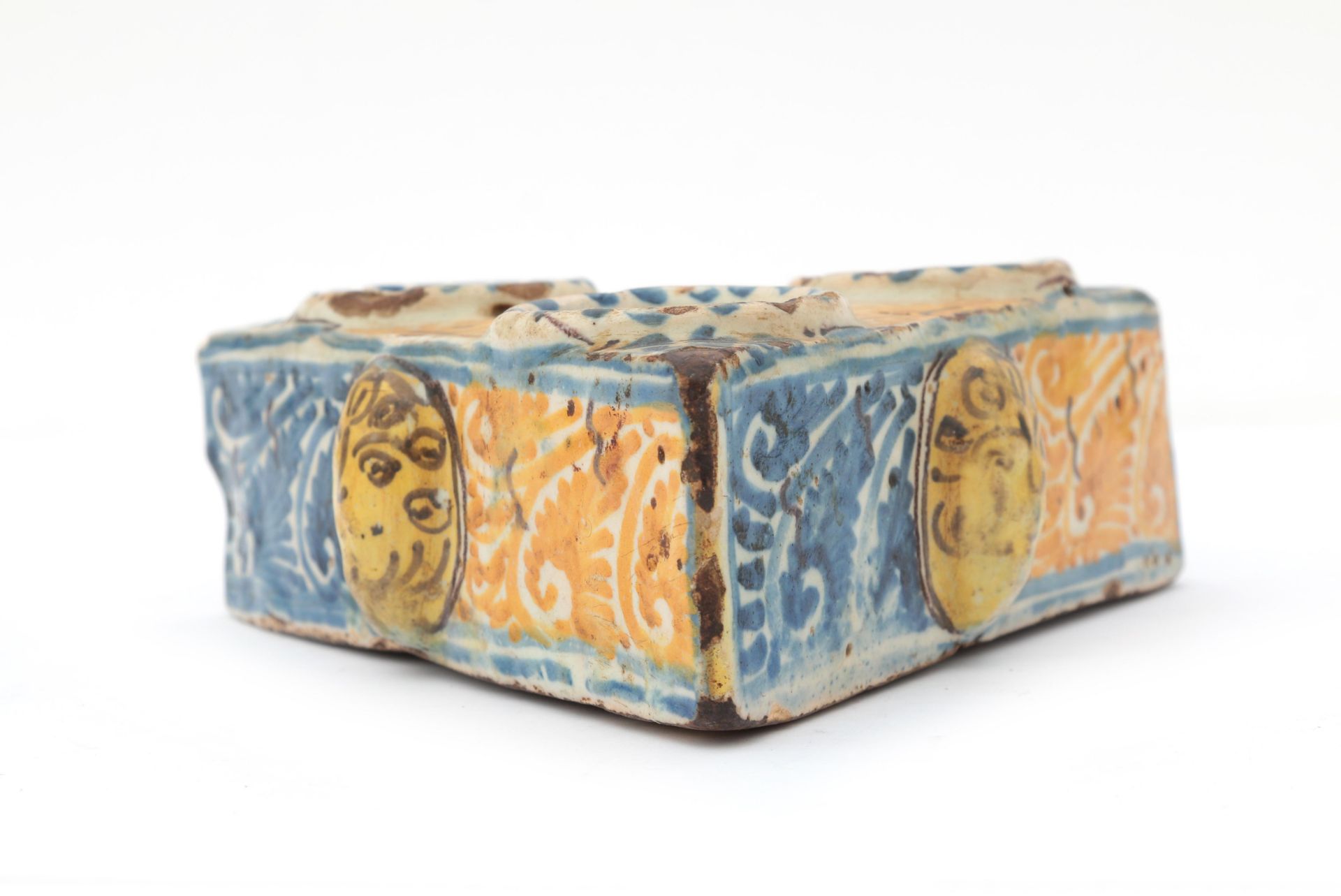 A Talavera majolica spice holder / salt cellar with decor in blue and yellow, adorned with - Image 4 of 5