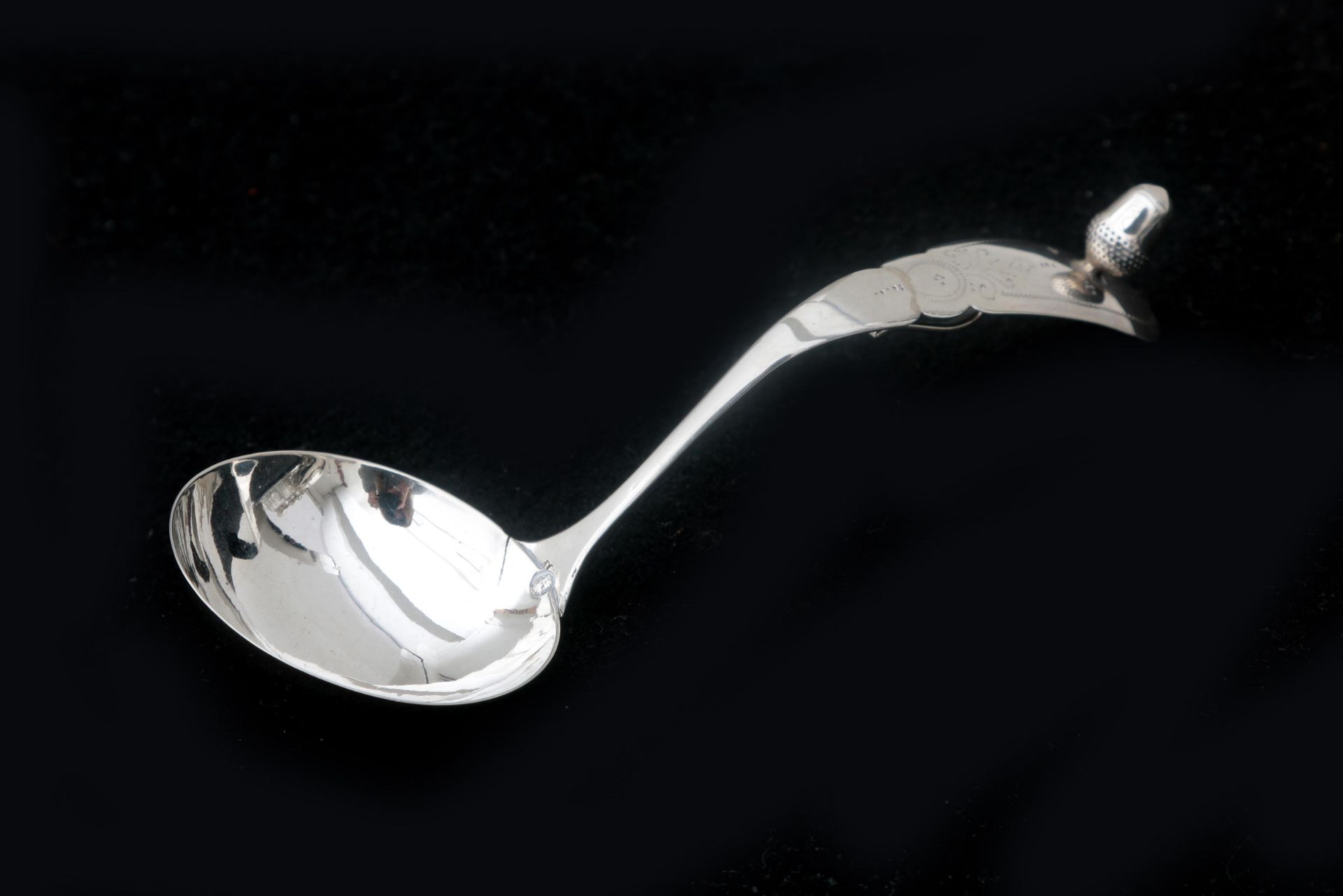 A pair of 2nd grade silver tea strainers and a silver cream spoon. First half of the 20th century. - Bild 6 aus 6