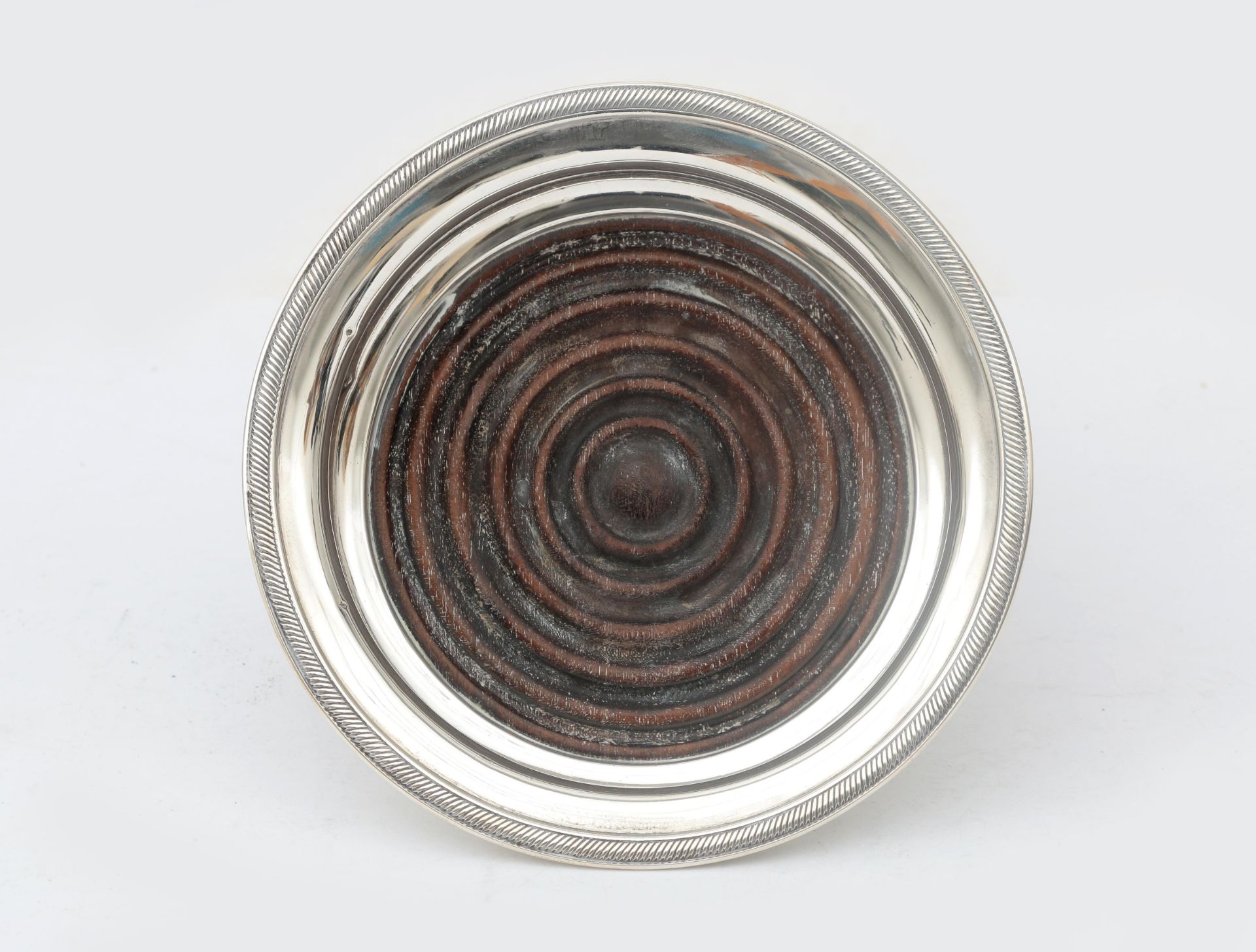 A second grade Dutch silver wine tray, with wooden bottom, top and bottom edge finished with a cord - Bild 2 aus 4