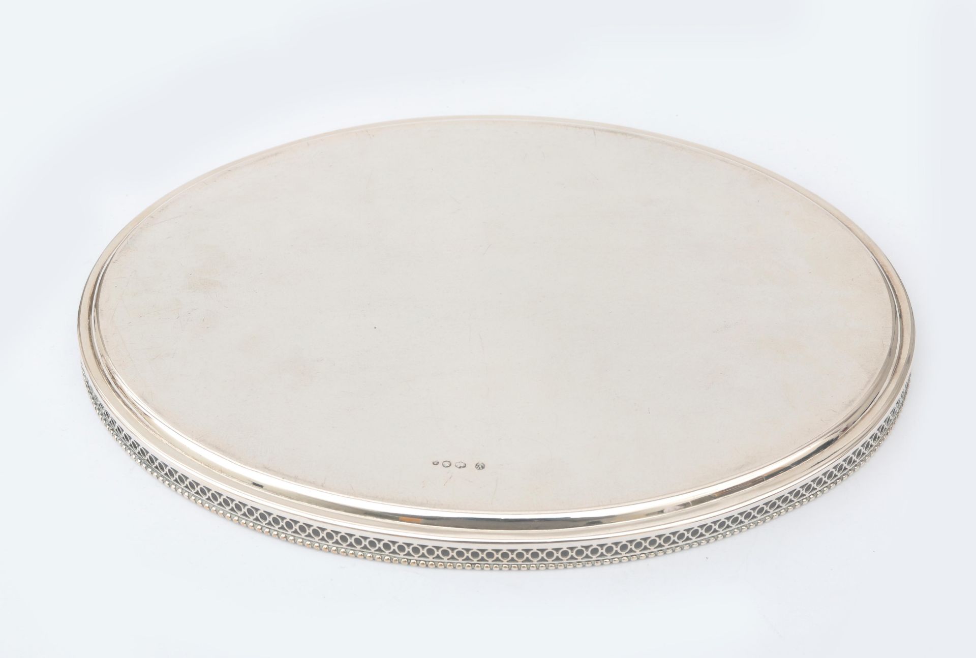 A Dutch 2nd grade oval serving dish with ajour-sawn gallery rim and pearl rim. Masters hallmark: - Bild 5 aus 5