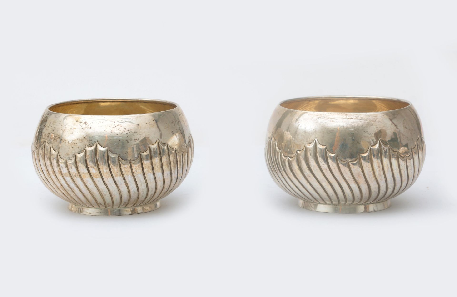 Two 925 silver bowls with twisted ribs, maker's mark: Hamilton & Inches, Edingburgh, 1880. 524