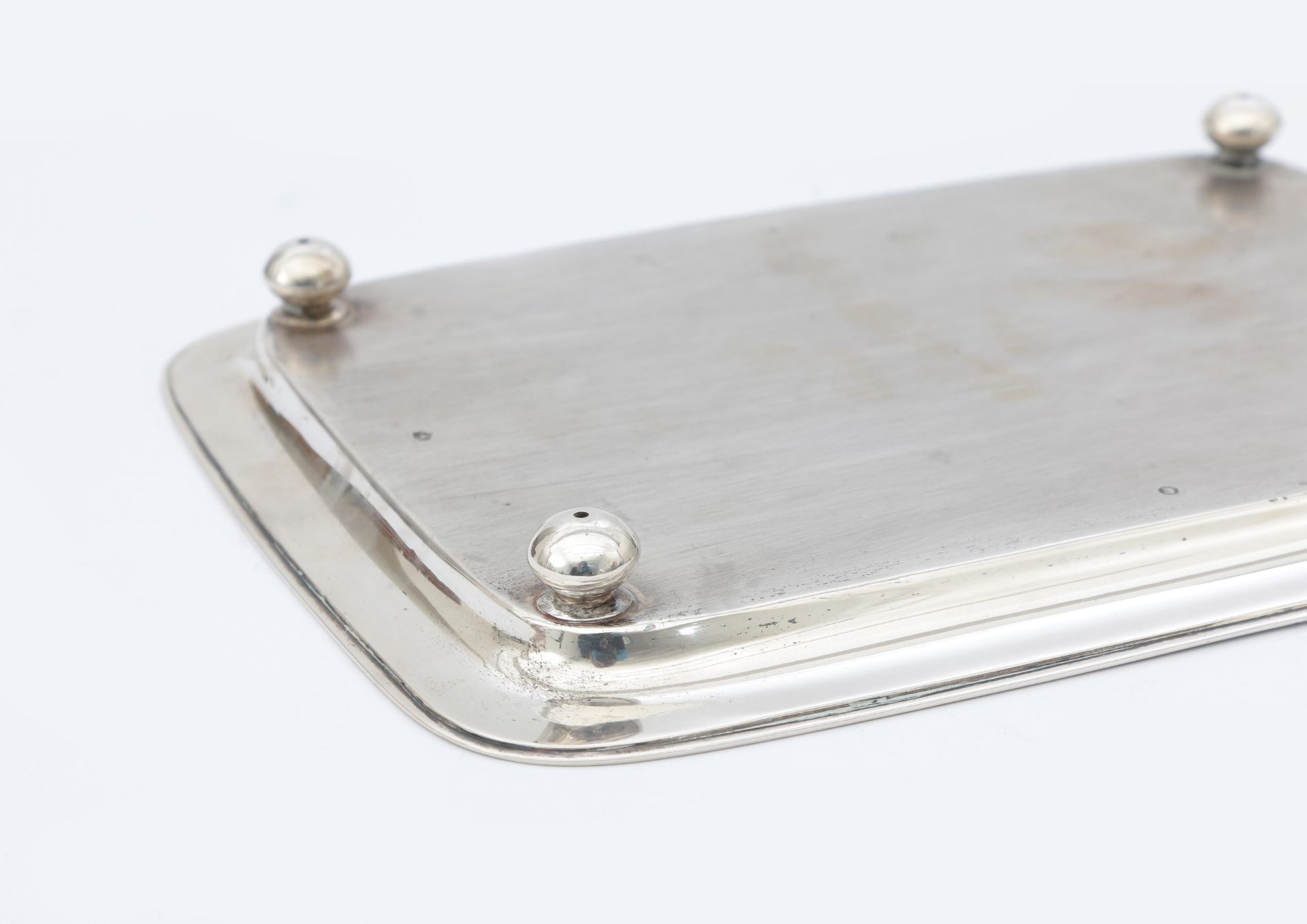 A rectangular 835 silver tray with reeded border on four ball supports, maker's mark: Pieter - Bild 5 aus 5