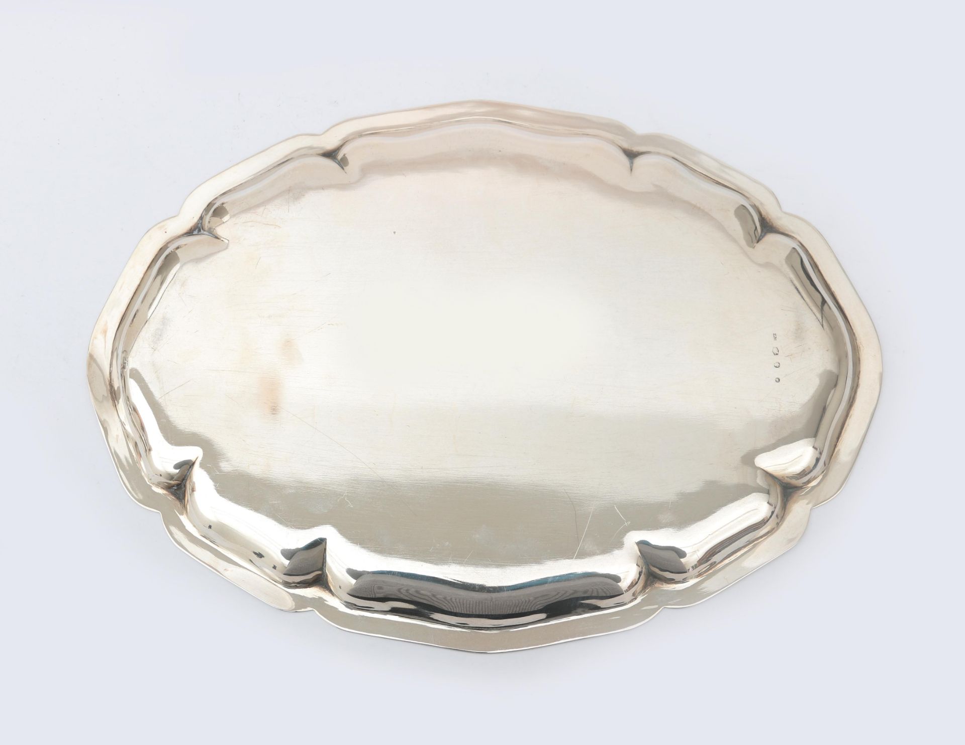 A Dutch 2nd grade half oval silver Chippendale tray with a contoured edge, centrally engraved with - Bild 3 aus 4