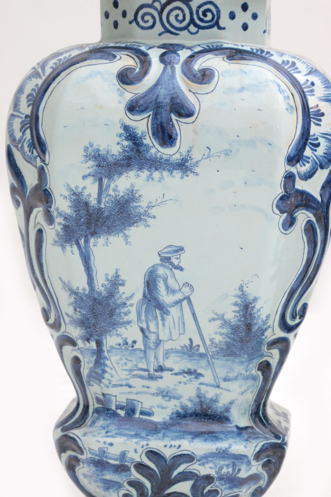 A pair of large Delft blue and white covered vases, decorated with foliate motifs, a man with a - Bild 5 aus 6