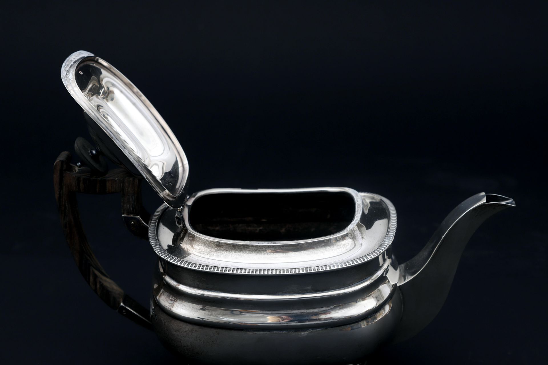 A three-piece Sterling silver English tea service, with a cord rim and resting on four ball feet - Bild 3 aus 7