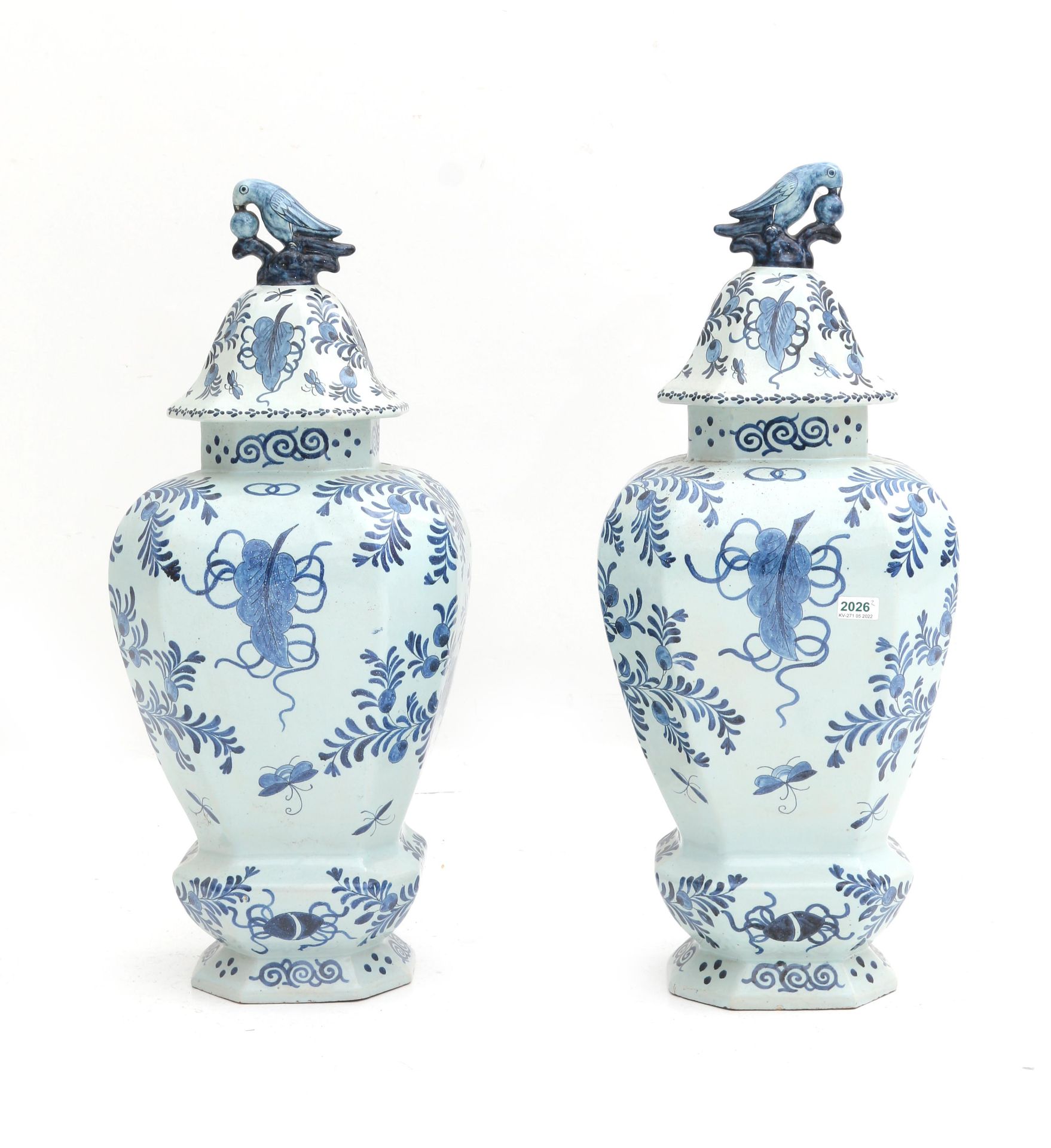 A pair of large Delft blue and white covered vases, decorated with foliate motifs, a man with a - Bild 3 aus 6