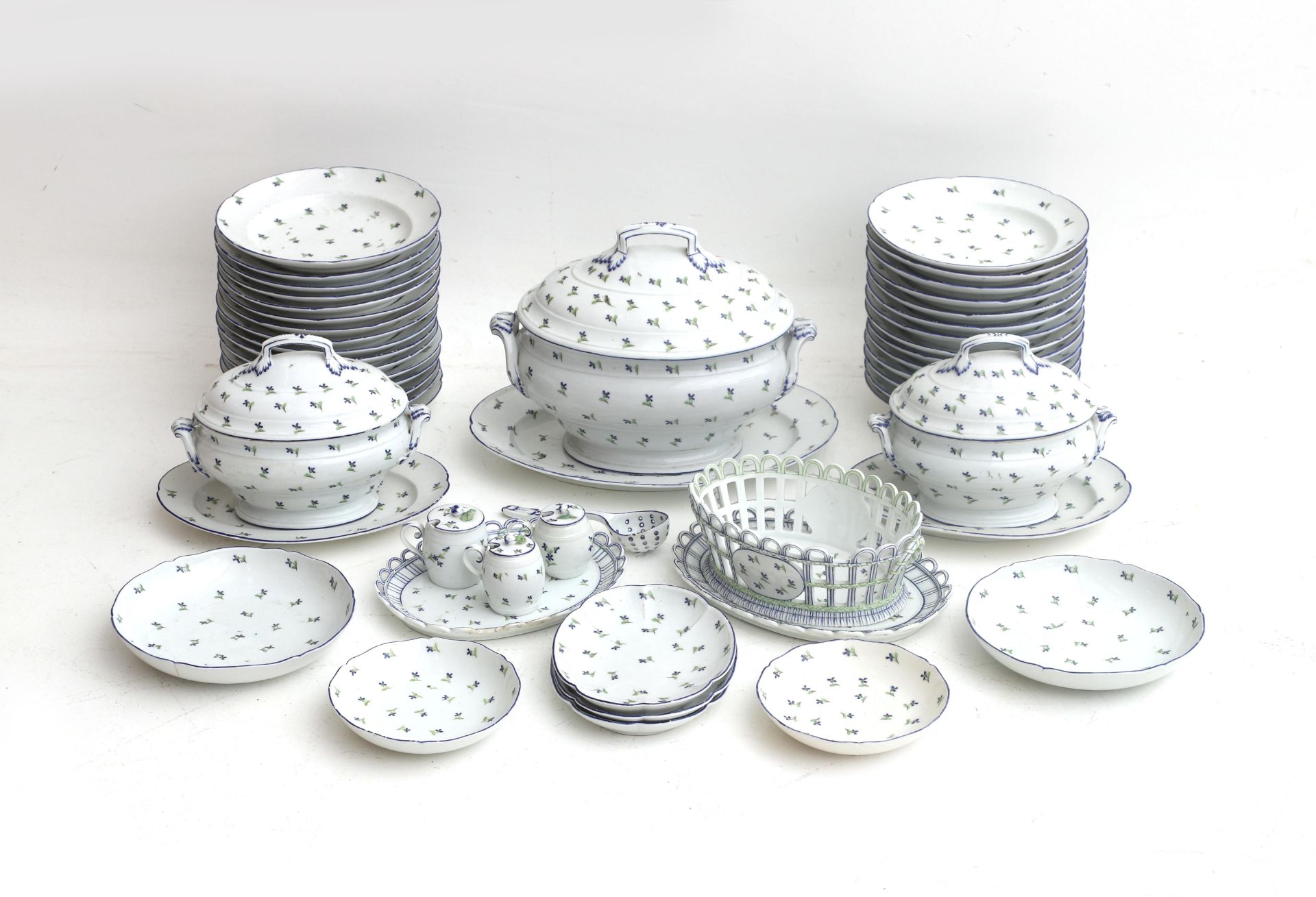 A Niderviller (Germany: Niederweiler) porcelain part dinnerware service, Lorraine, France, late - Bild 2 aus 4