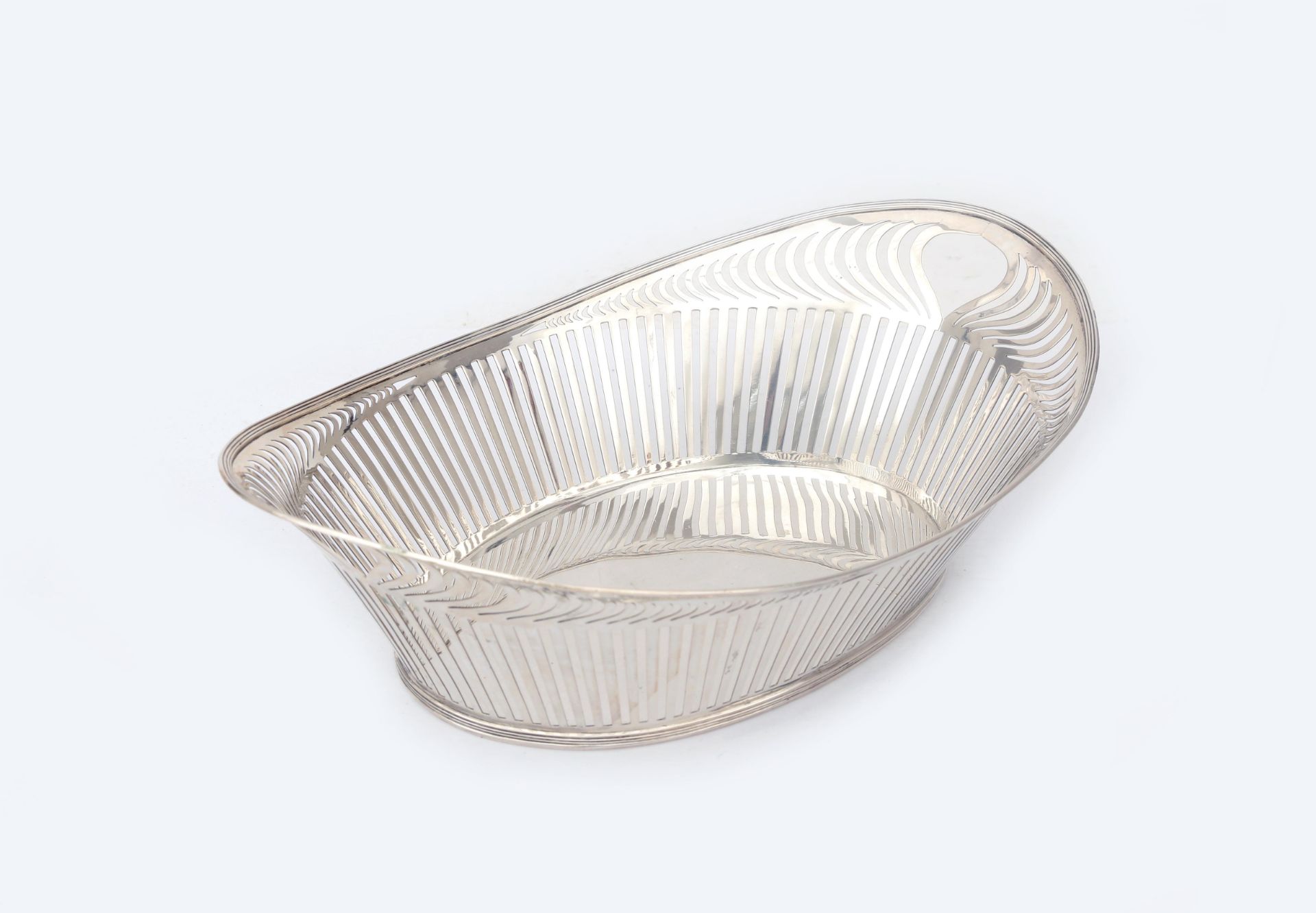 A Dutch ajour sawn 2nd grade silver art deco bread basket, with fillet edge resting on a base ring - Bild 5 aus 7