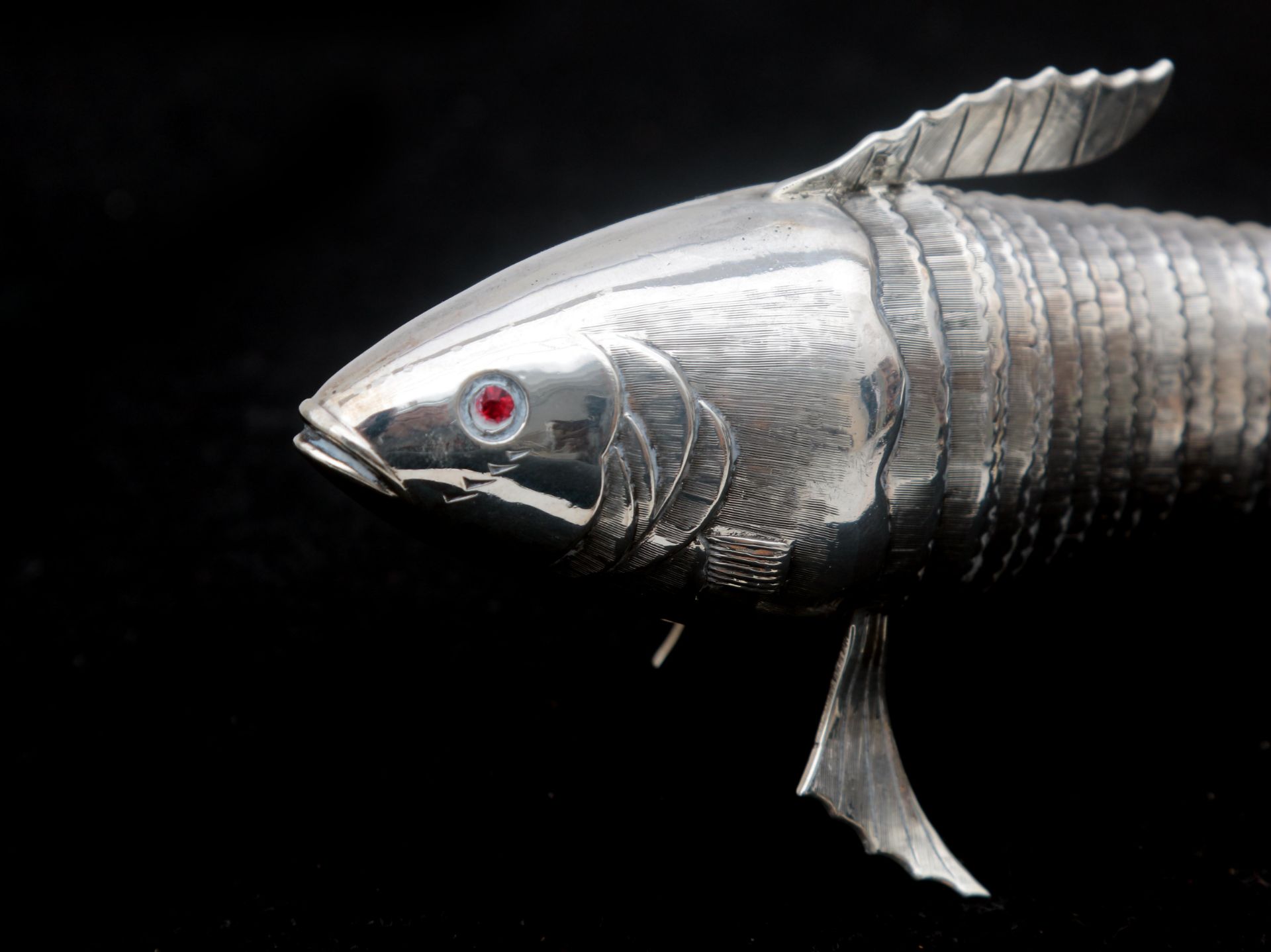 A silver table centerpiece in the shape of a fish, with a movable body, and red glass faceted cut - Bild 2 aus 6