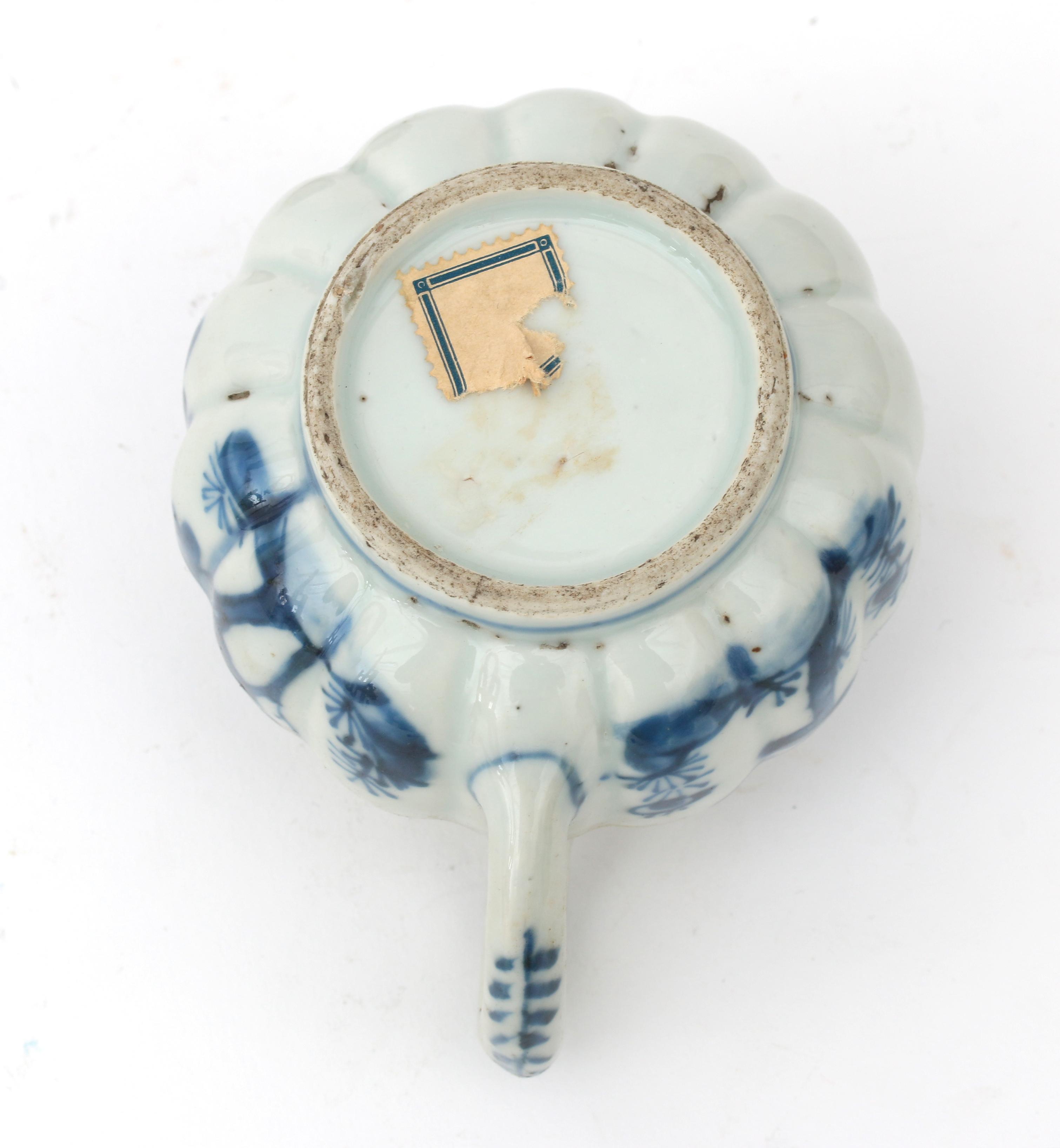 A Chinese porcelain teapot with blue-and-white flower decoration, Qianlong, second half 18th - Image 3 of 6