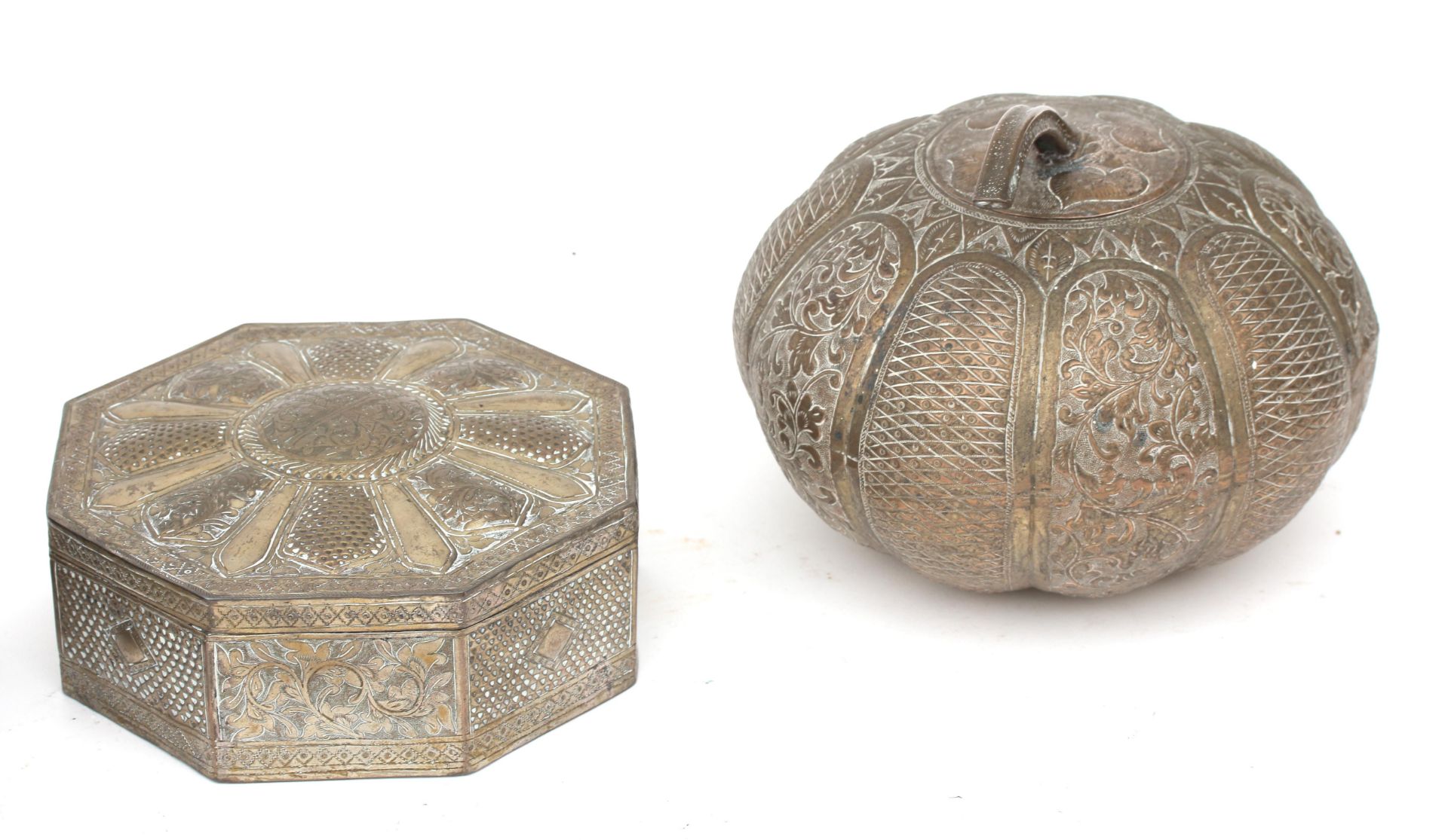 A pair of pumpkin shaped lidded silver boxes and an octagonal lidded box with engraved foliate - Bild 3 aus 4