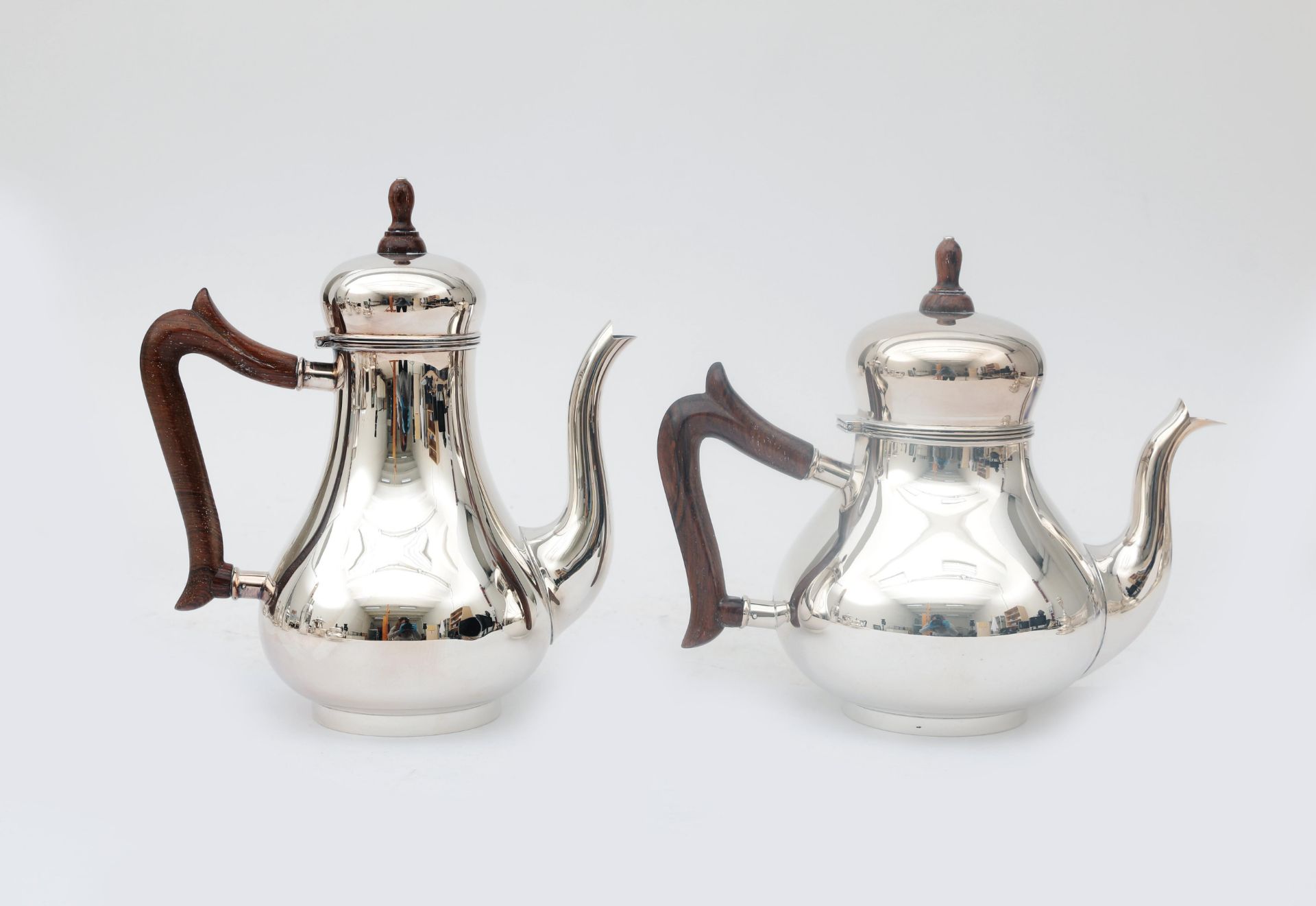 A four-piece sterling silver tea and coffee set, consisting of: a coffee pot, teapot, milk jug and - Bild 5 aus 9