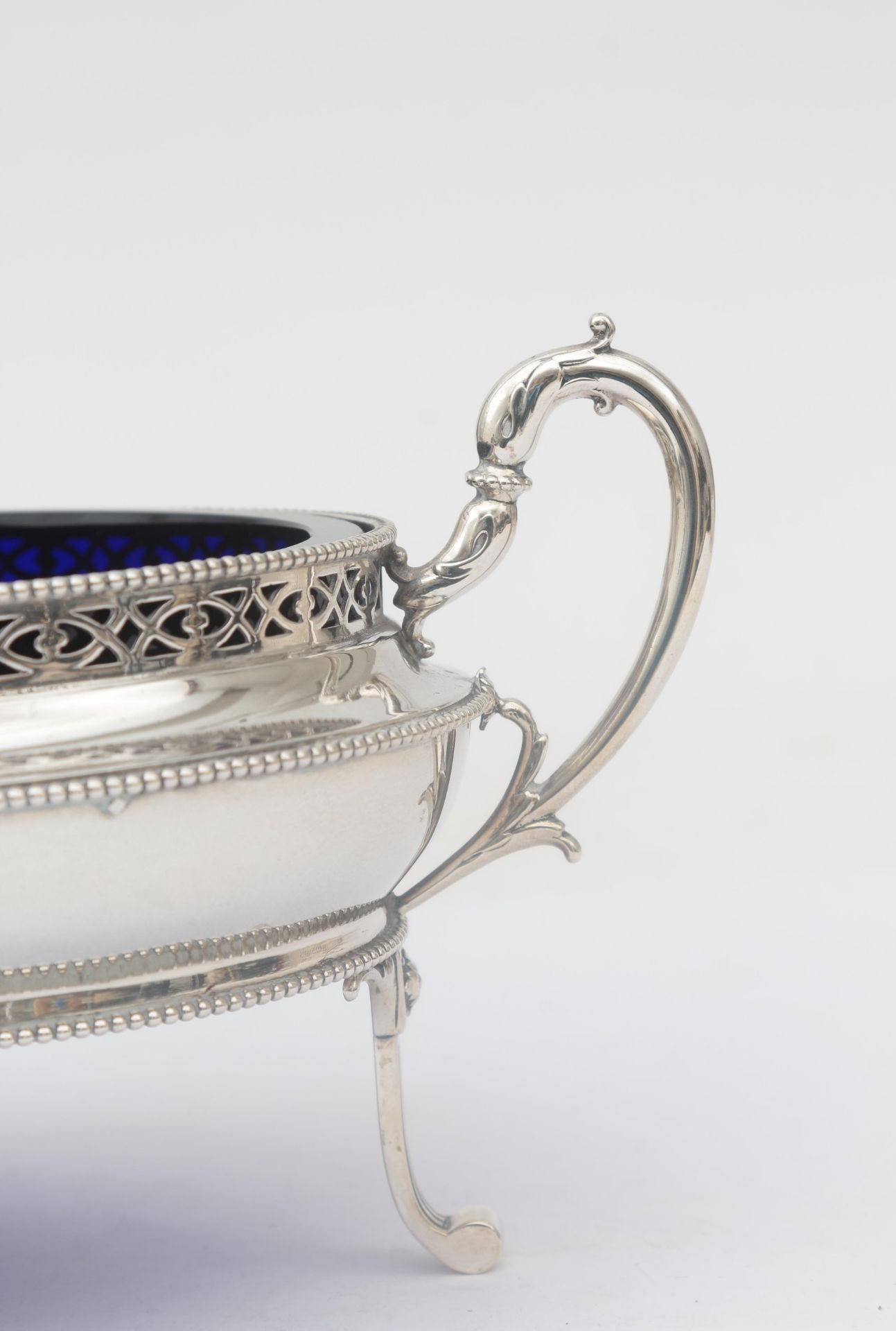 A Dutch second grade silver jardinière in Louis Seize style, with pearl rims, openwork gallery rim - Bild 5 aus 6