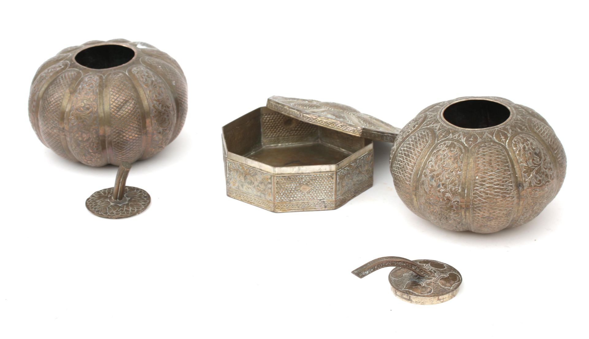 A pair of pumpkin shaped lidded silver boxes and an octagonal lidded box with engraved foliate - Bild 4 aus 4