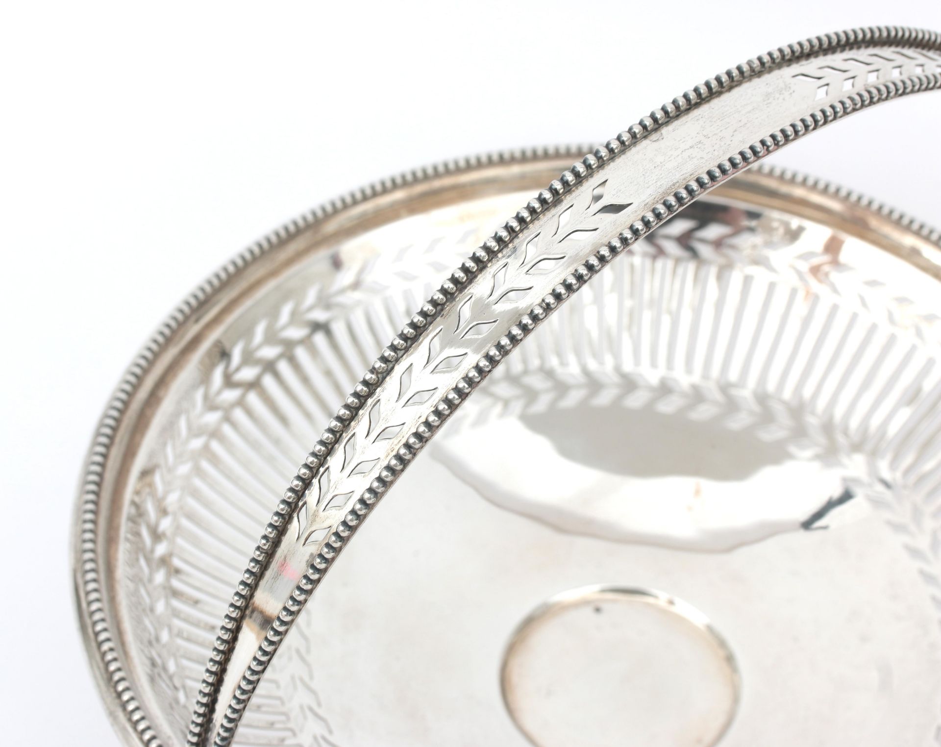 A round pierced 835 silver swing handle basket with beaded borders on base, maker's mark: J.M. van - Bild 2 aus 4