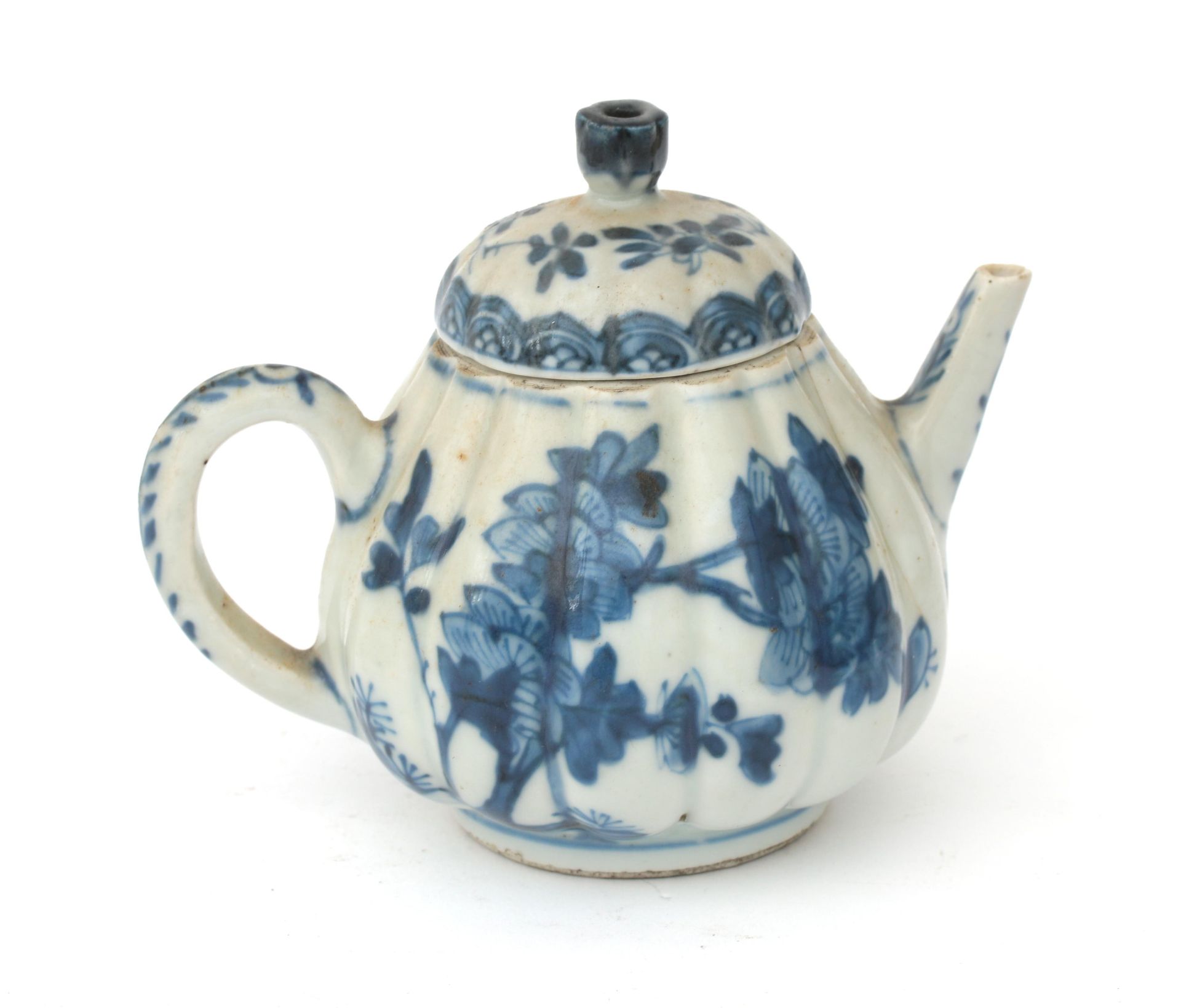 A Chinese porcelain teapot with blue-and-white flower decoration, Qianlong, second half 18th - Bild 4 aus 6
