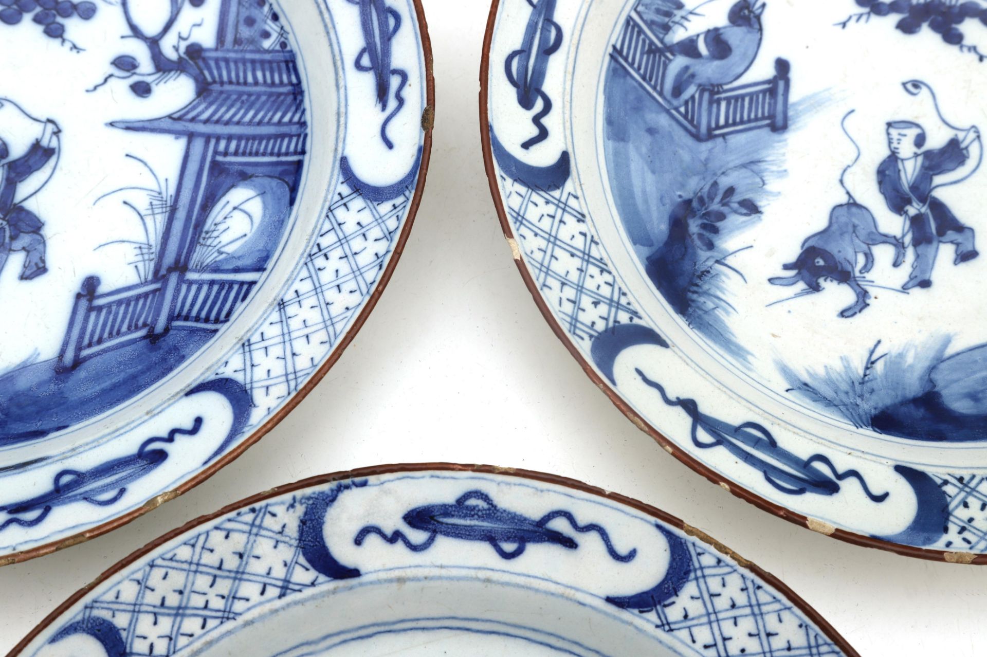 Three Delft chargers with chinoiserie motifs, Dutch, 18th century. Diam. 25,5 cm. - Bild 2 aus 4